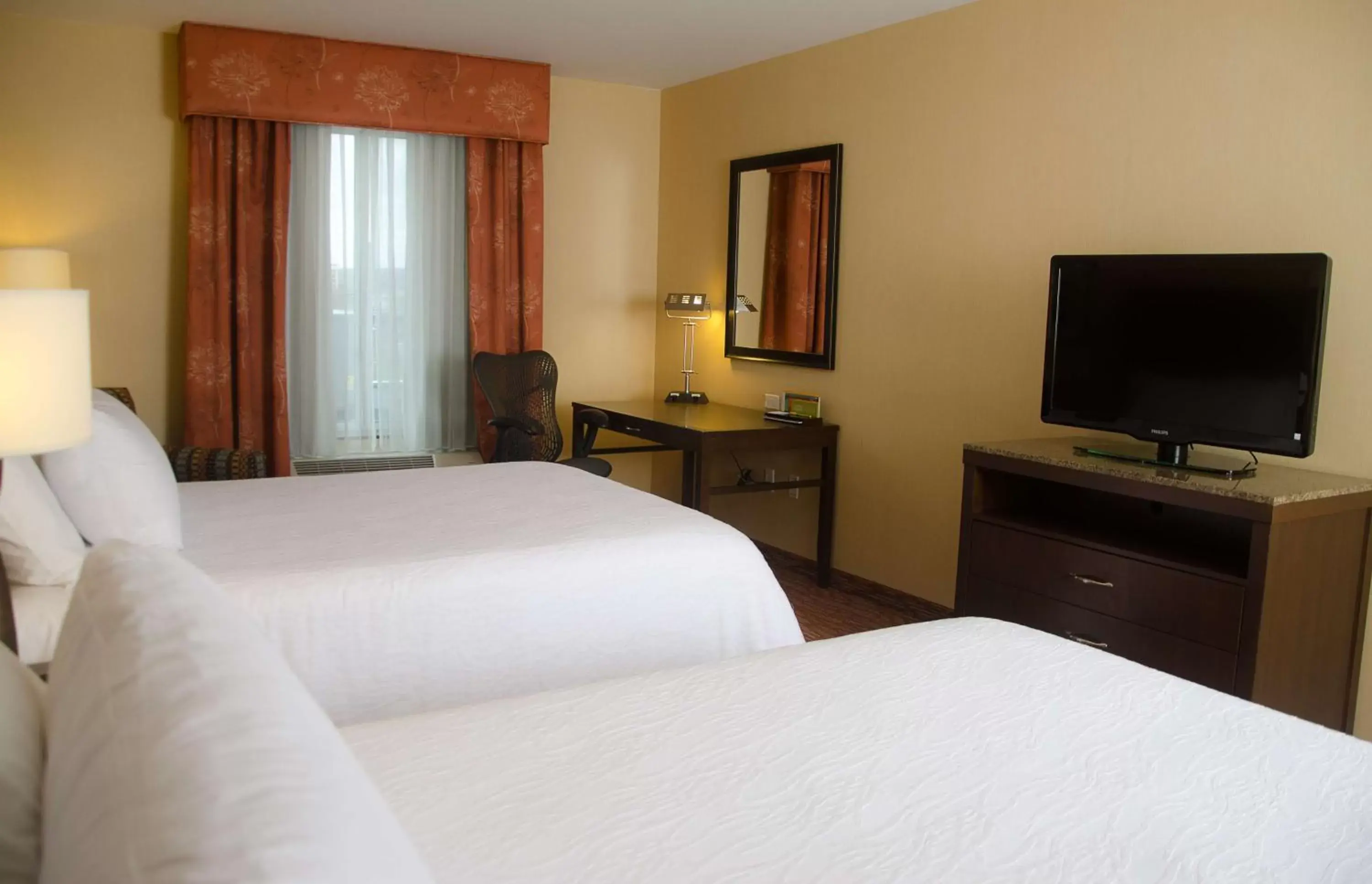 Bedroom, TV/Entertainment Center in Hilton Garden Inn Watertown