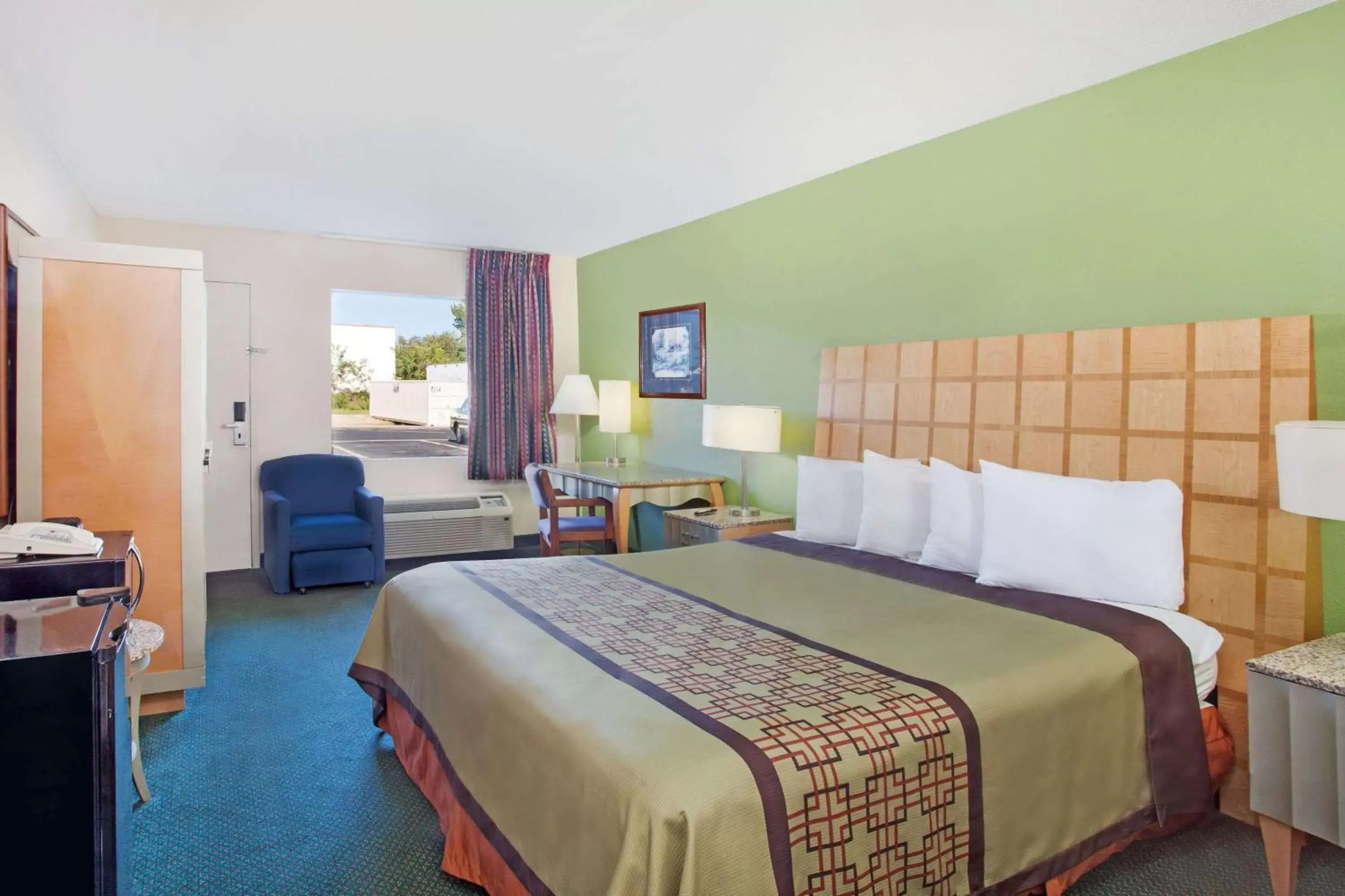 Photo of the whole room, Bed in Days Inn by Wyndham Greeneville
