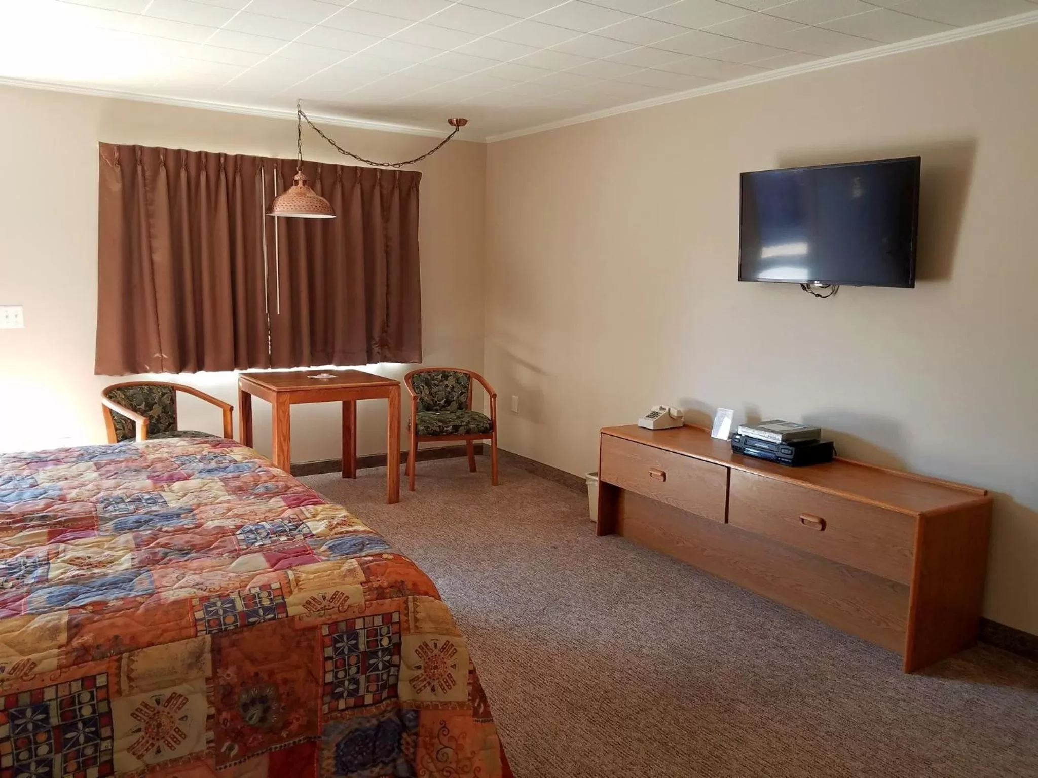 Seating area, Bed in Aquarius Inn