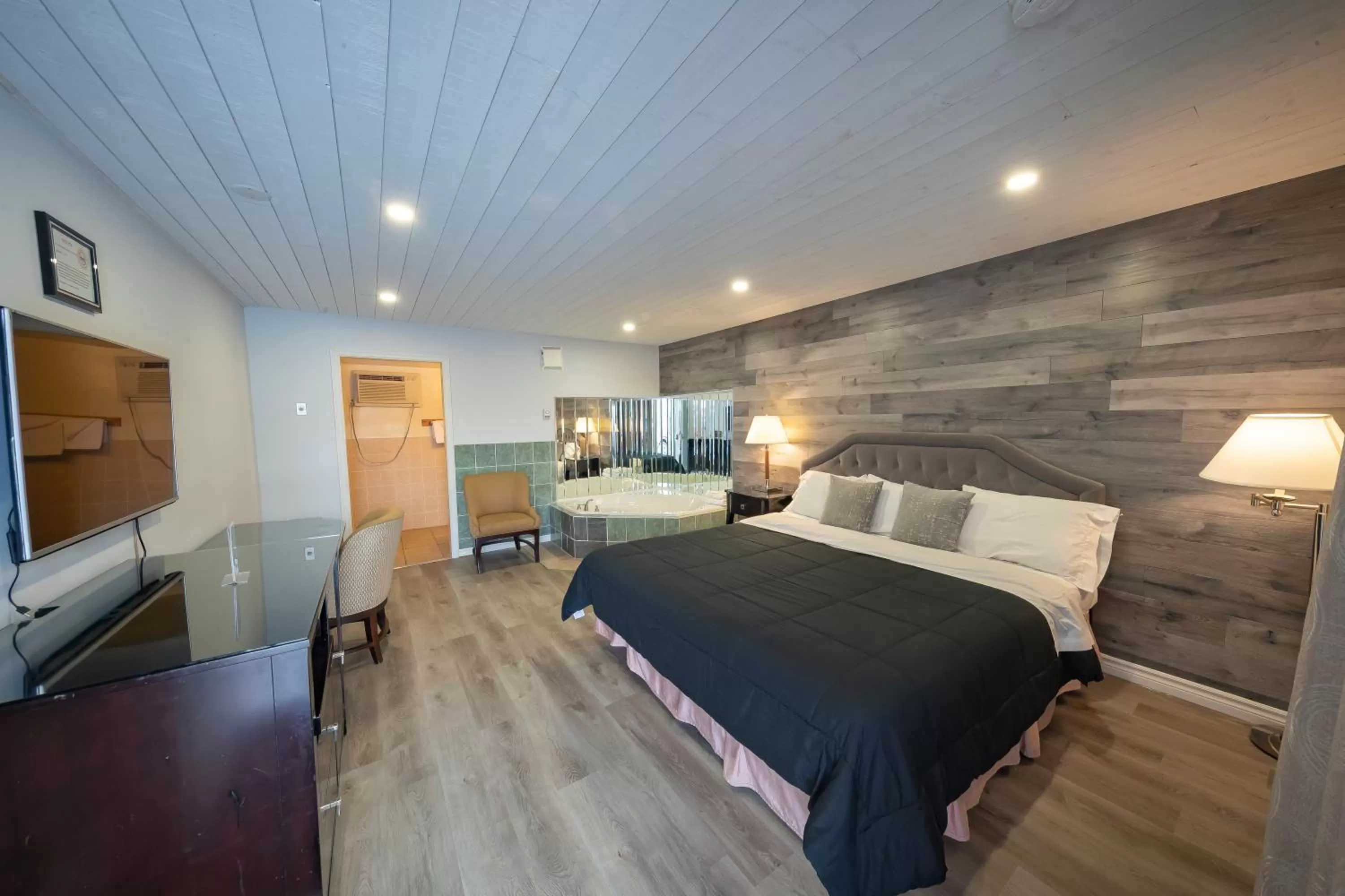 Photo of the whole room, Bed in Choice Inn by the falls