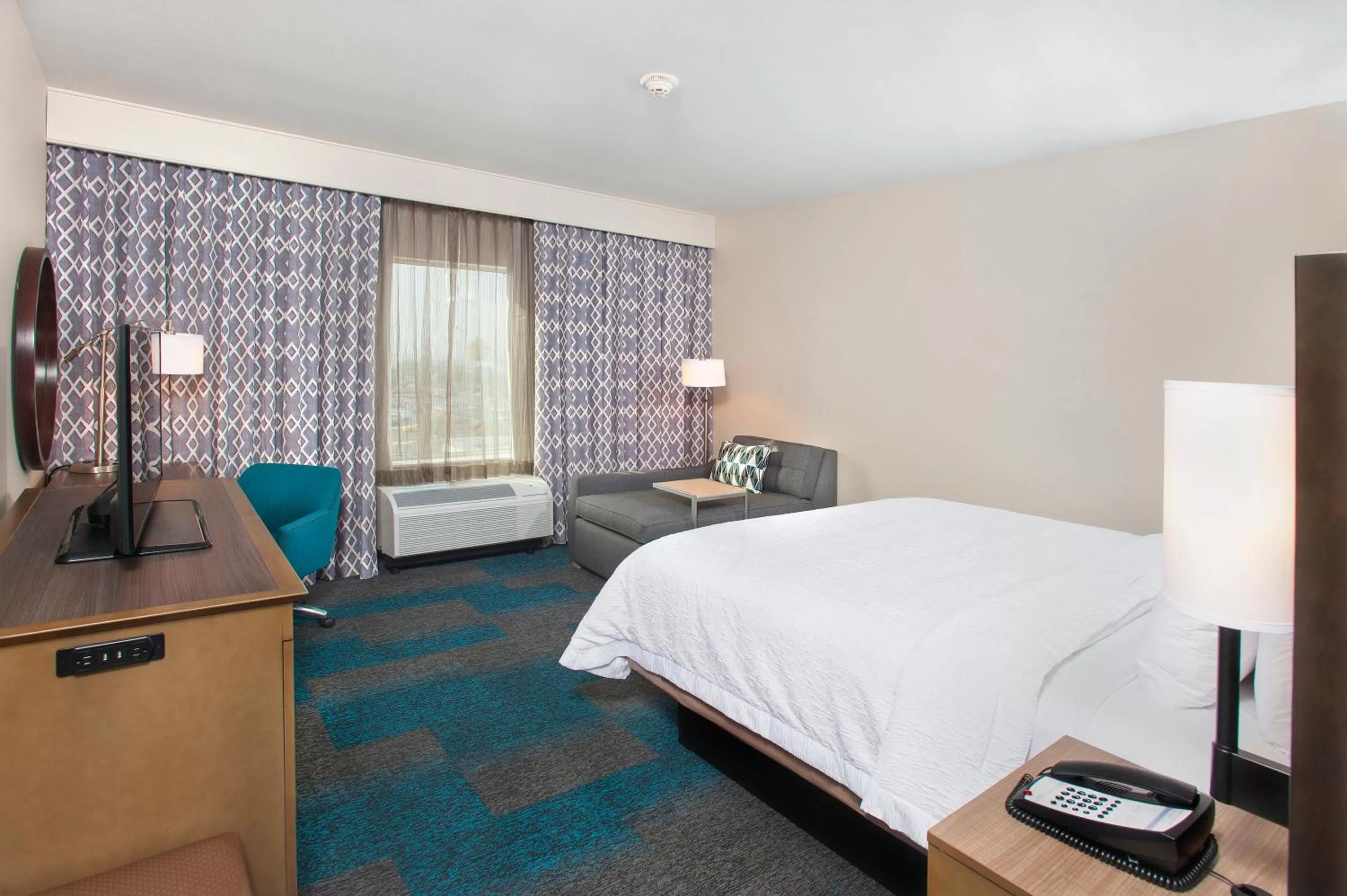 Bedroom, Bed in Hampton Inn & Suites LAX El Segundo