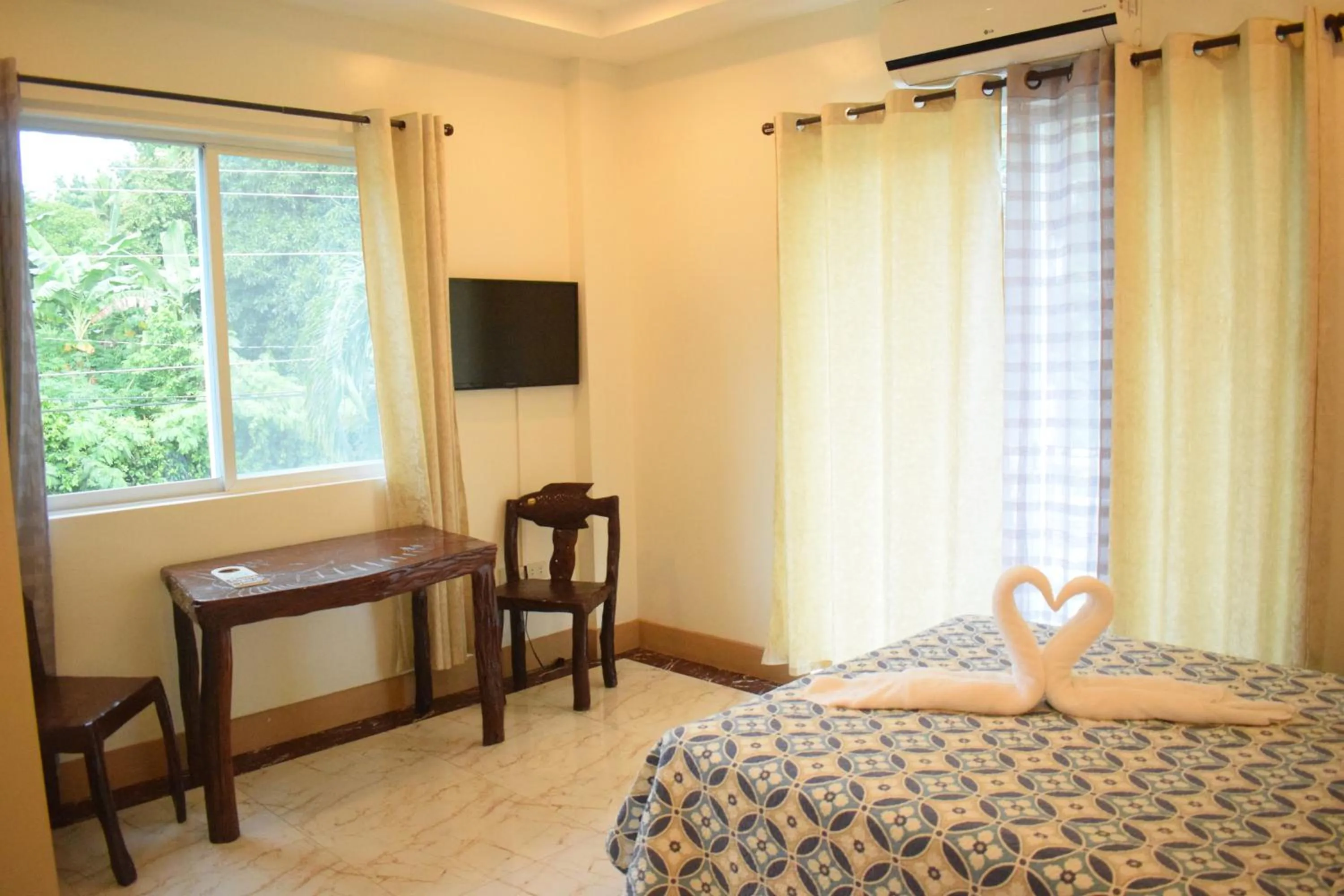 Bed in Villa de Sierra Vista Bay and Mountain View Inn