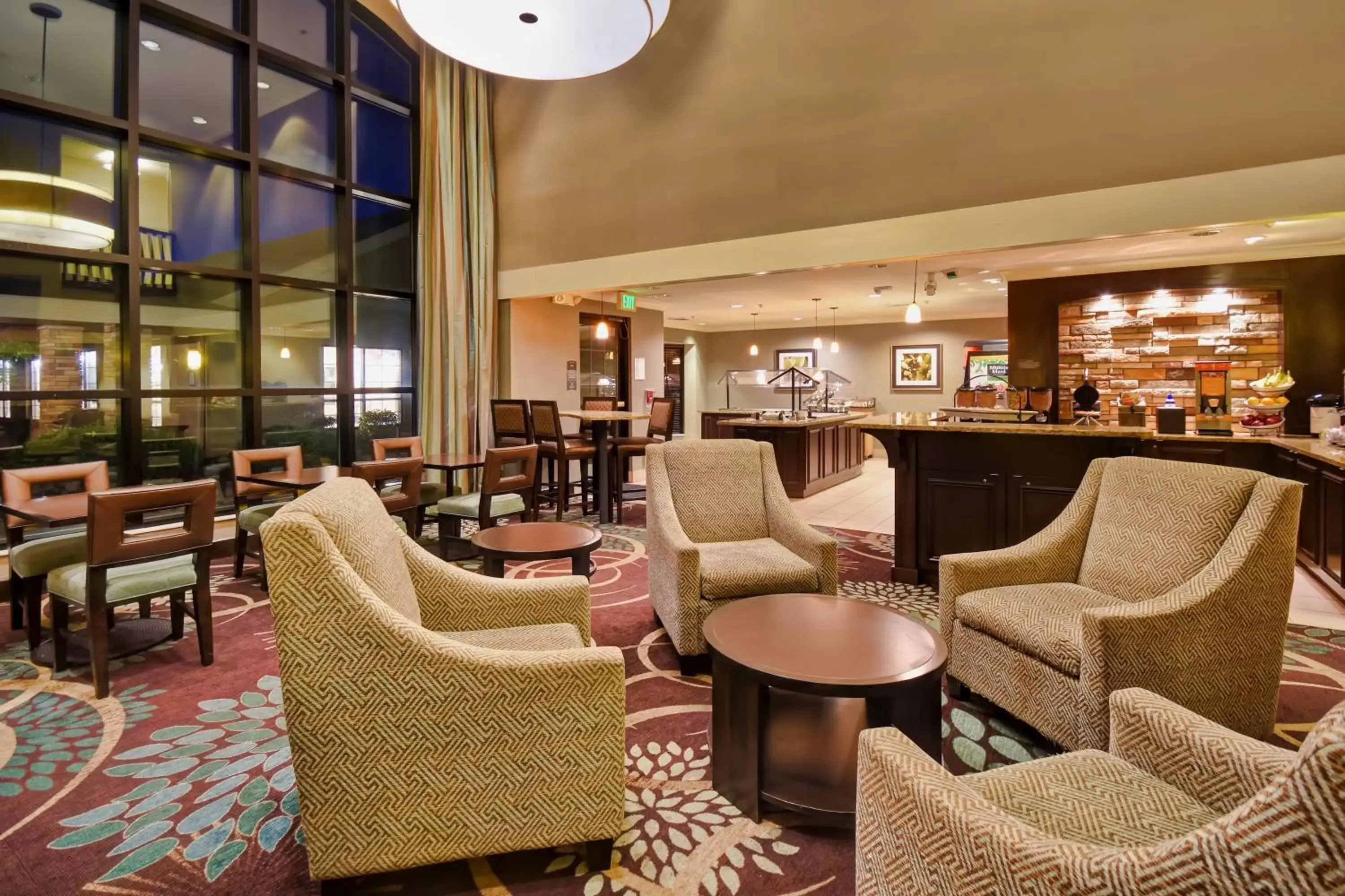 Restaurant/places to eat, Lounge/Bar in Staybridge Suites Madison - East, an IHG Hotel