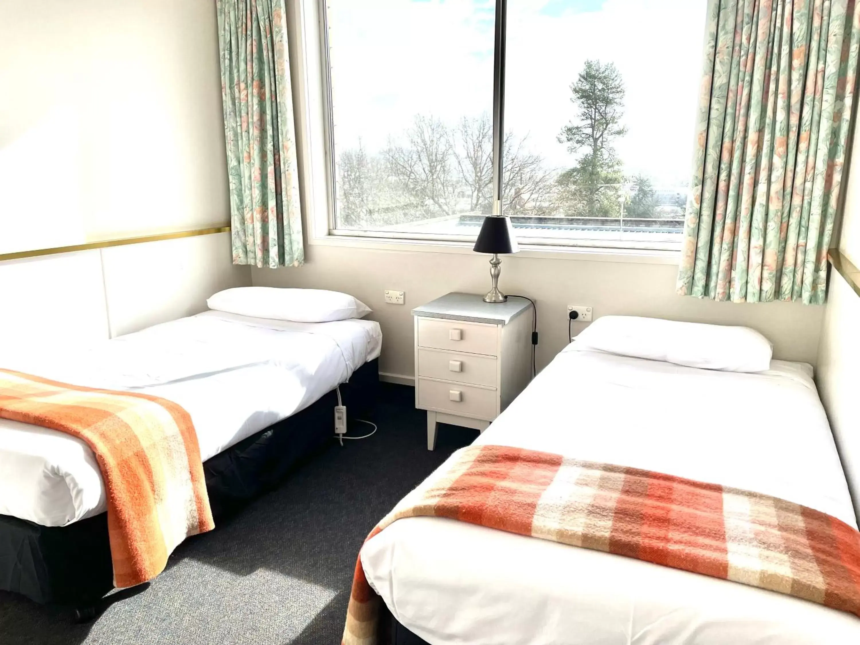 Bedroom, Bed in Parklane Motel