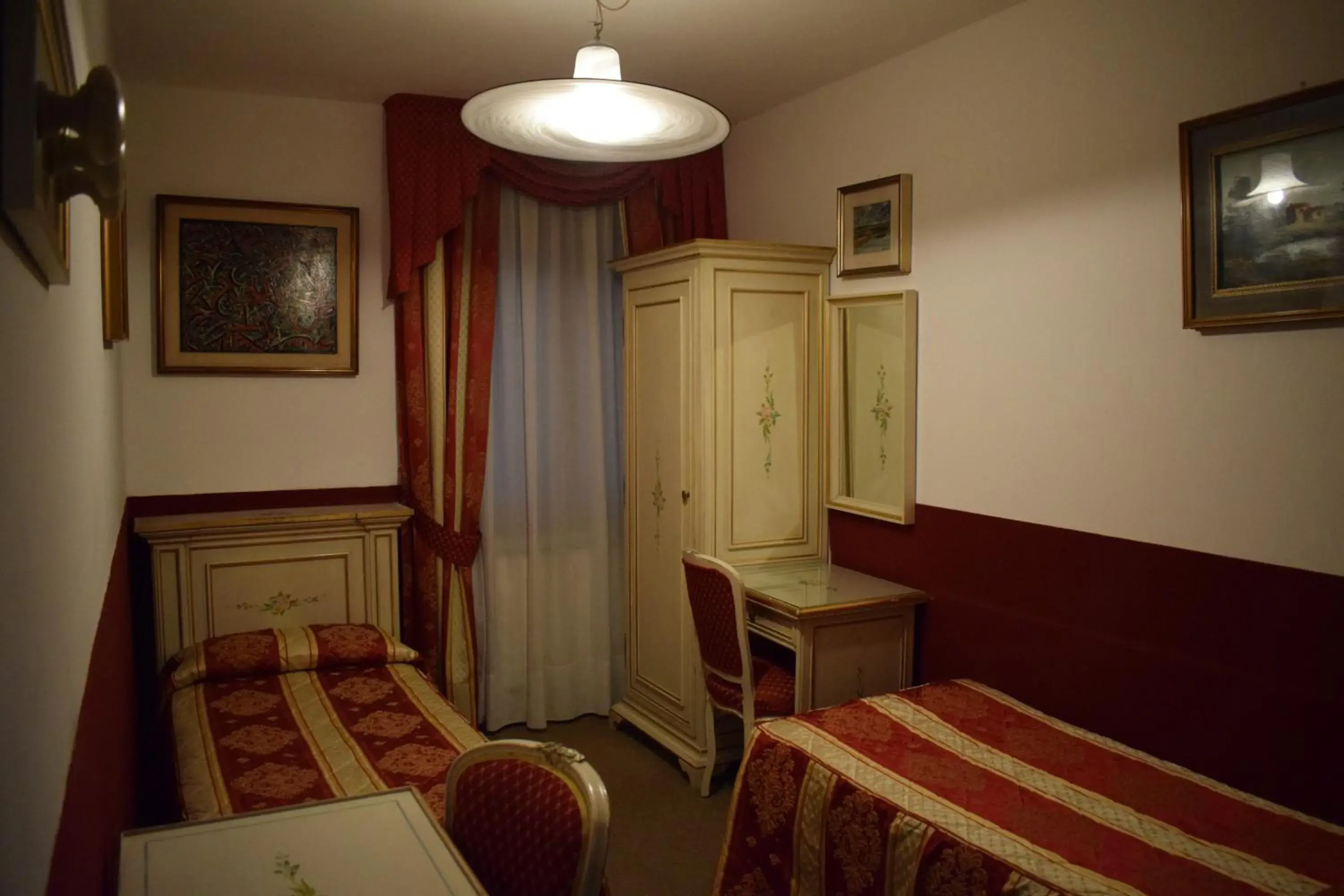 Bed in Albergo Basilea