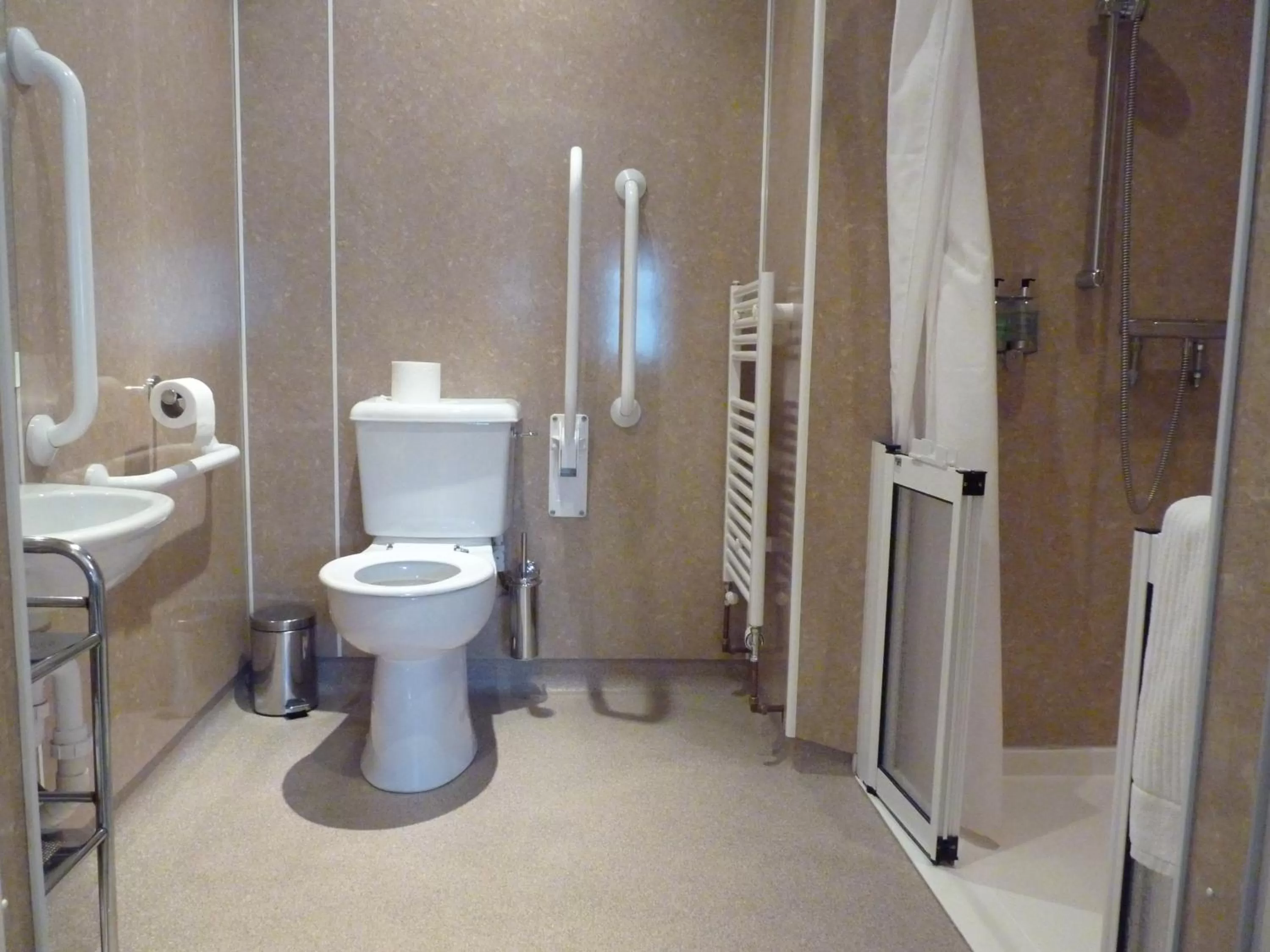 Shower in Pentland Lodge House