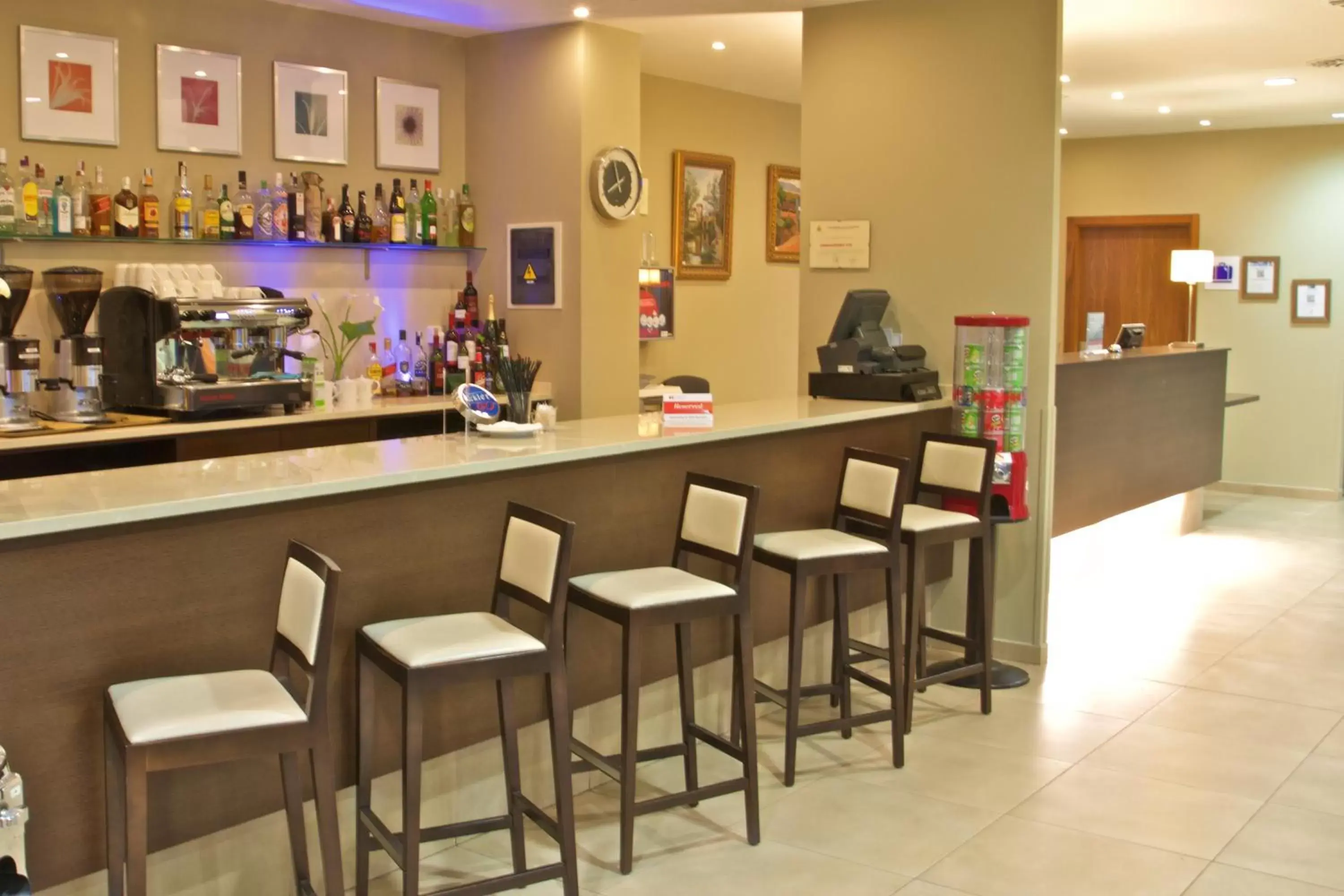 Living room, Lounge/Bar in Holiday Inn Express Campo de Gibraltar-Barrios, an IHG Hotel