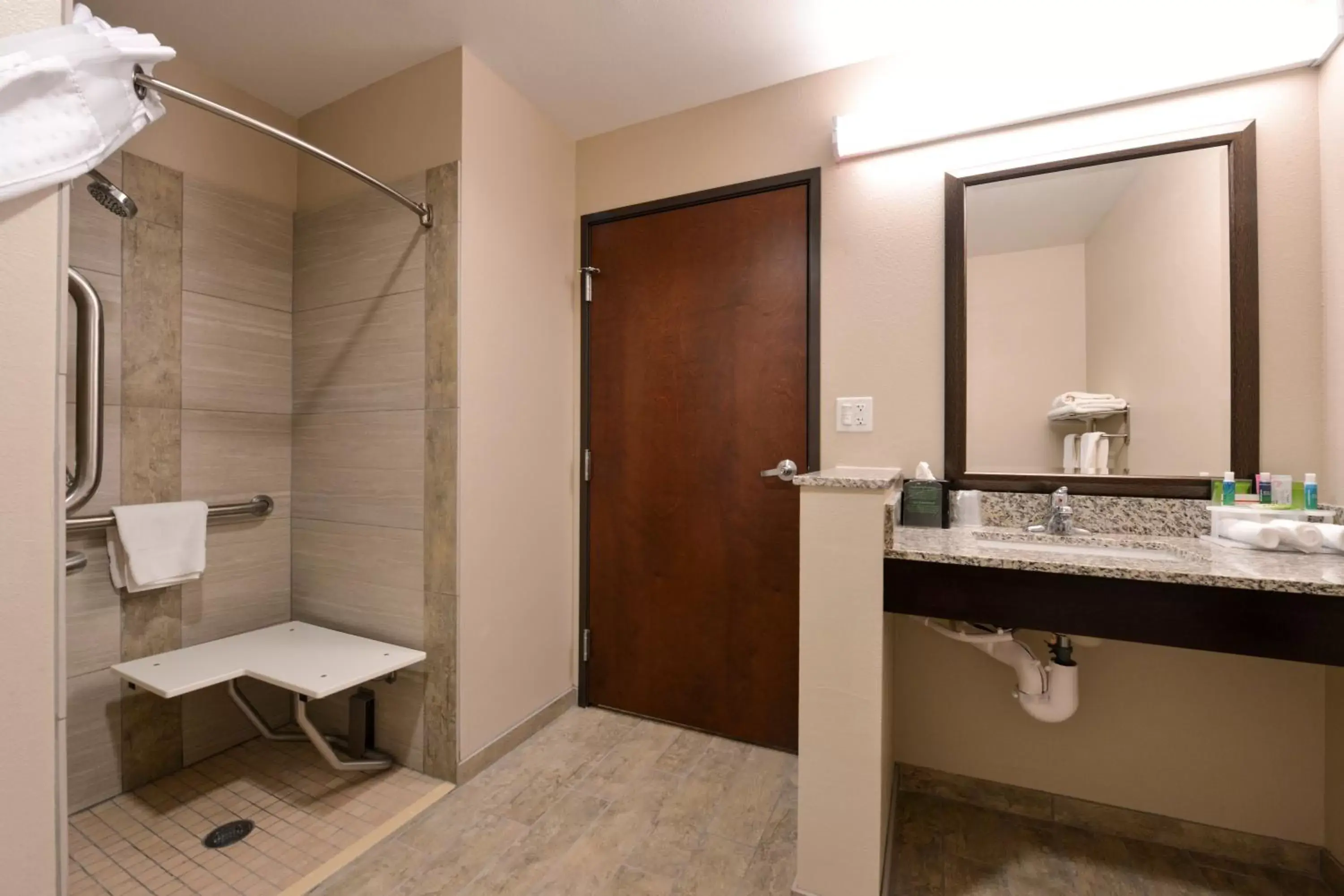 Photo of the whole room, Bathroom in Holiday Inn Express & Suites Williams, an IHG Hotel