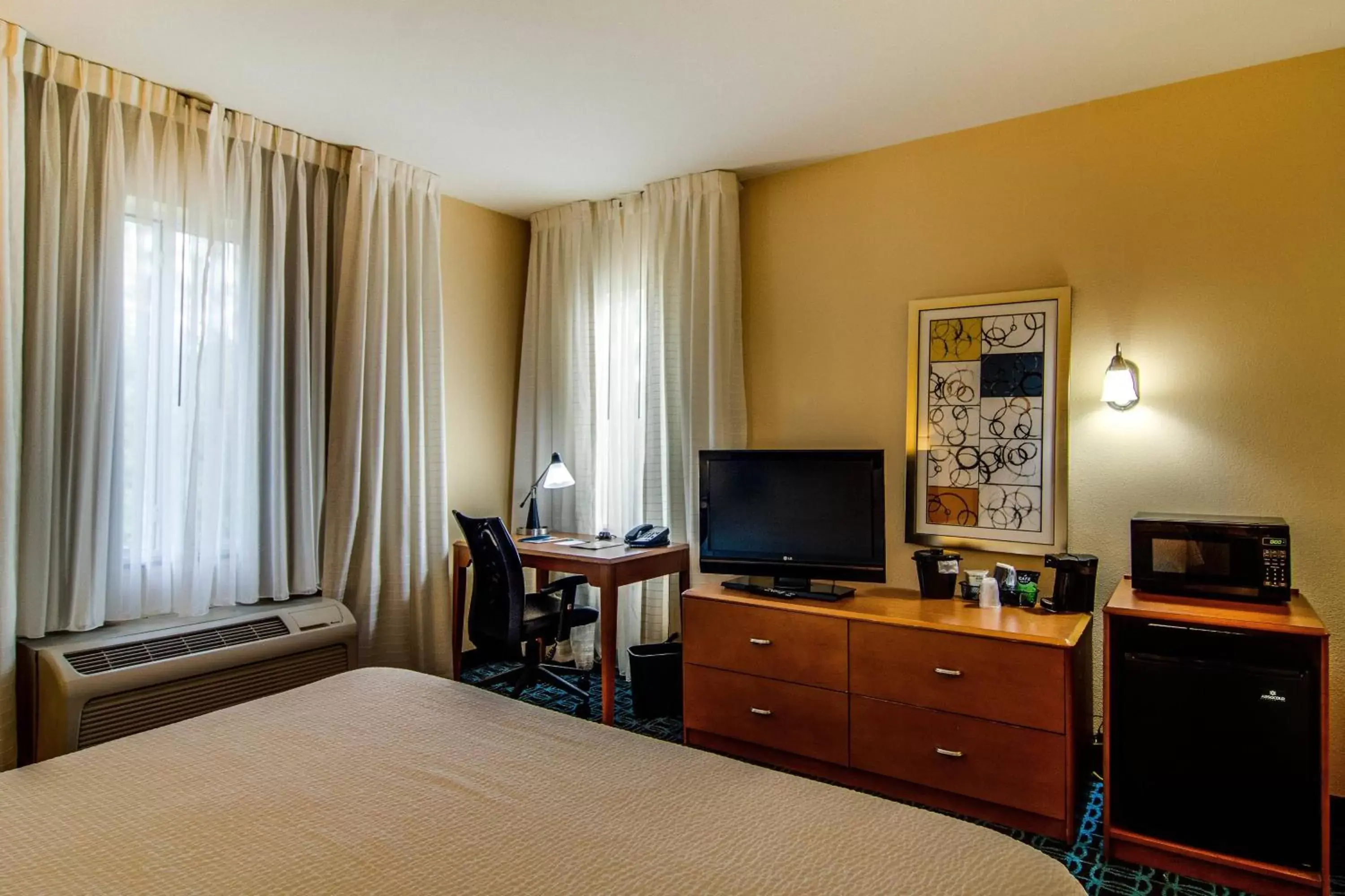 Photo of the whole room, TV/Entertainment Center in Fairfield Inn & Suites Palm Coast I-95