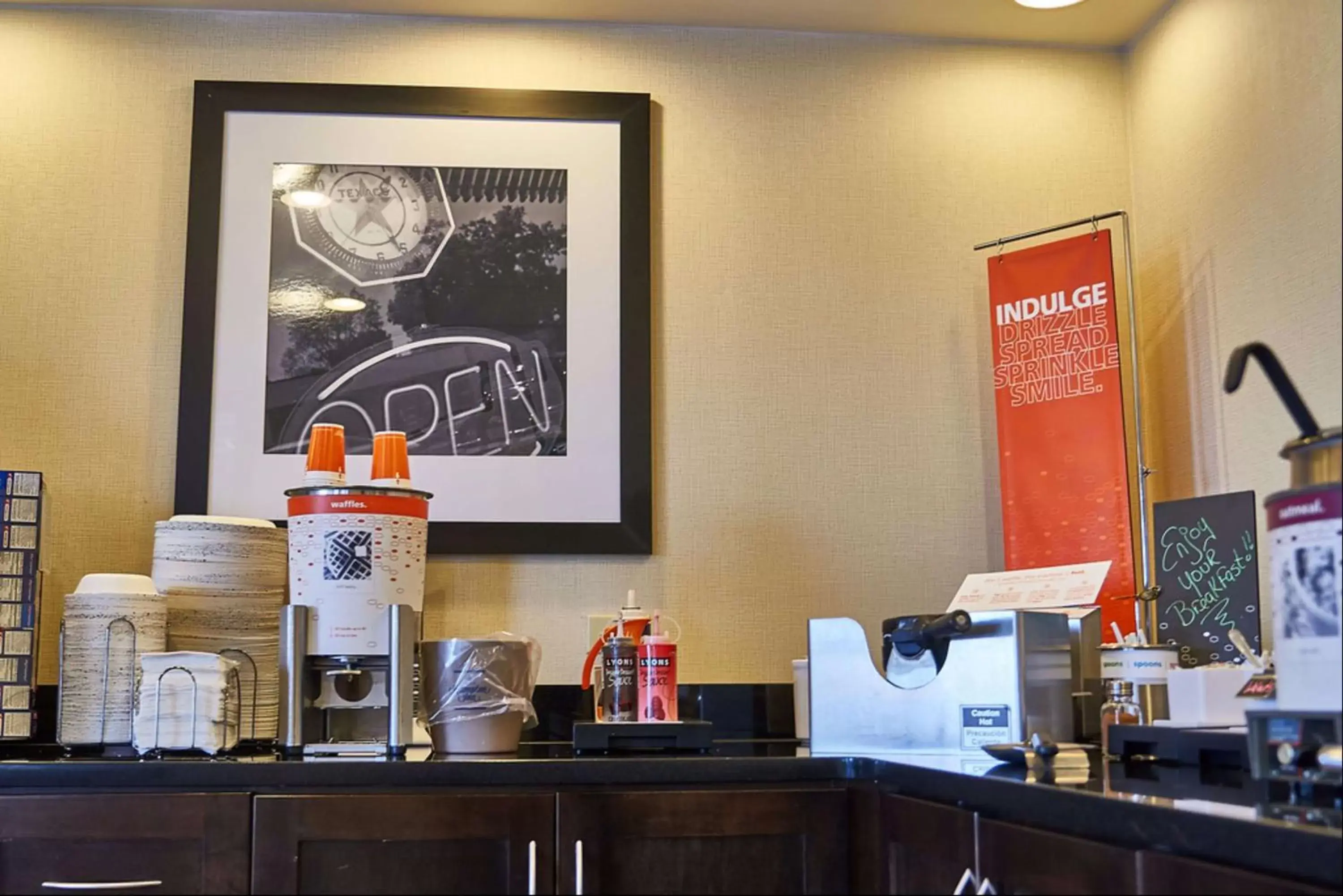 Dining area in Hampton Inn Uniontown