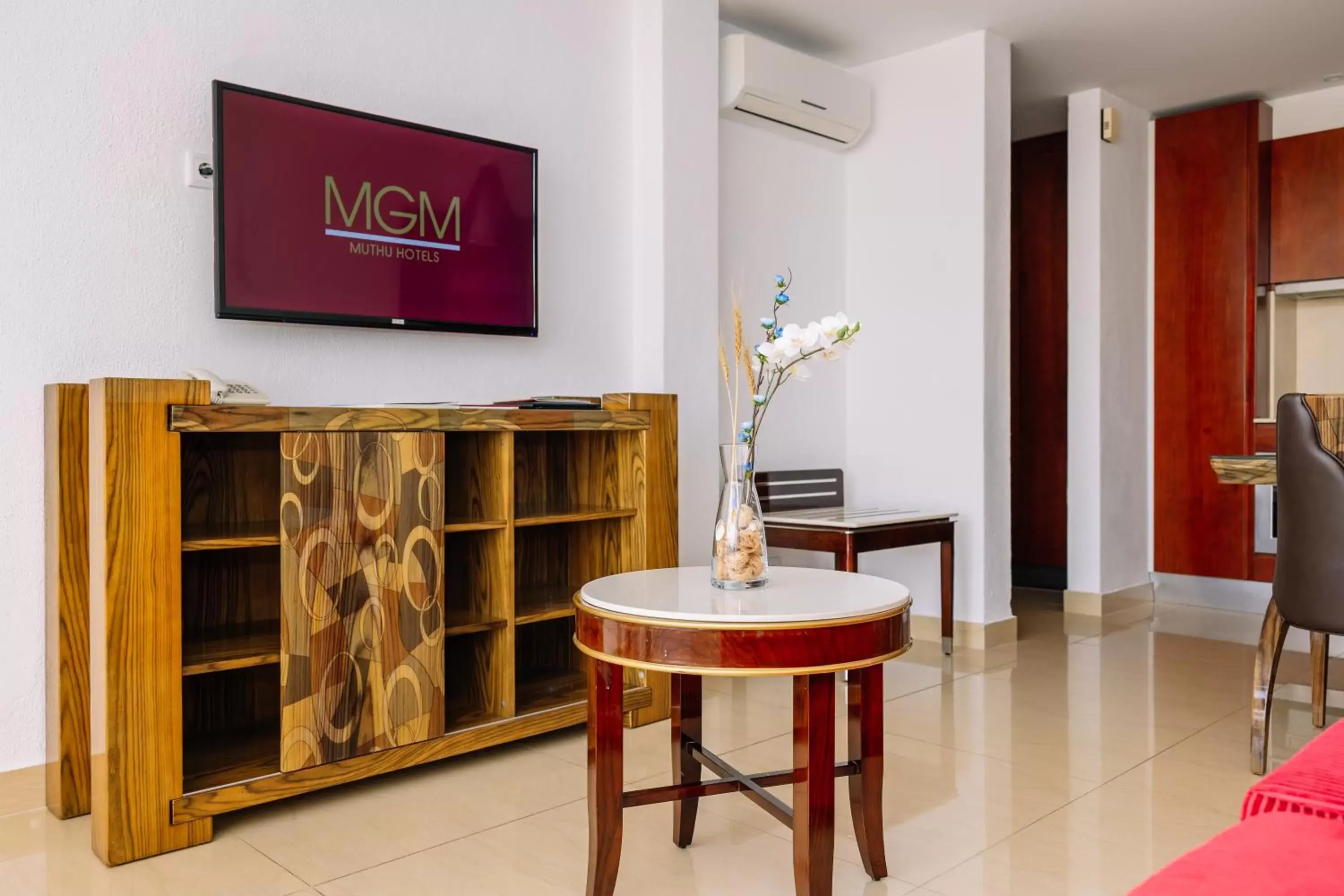 TV and multimedia, TV/Entertainment Center in Muthu Clube Praia da Oura