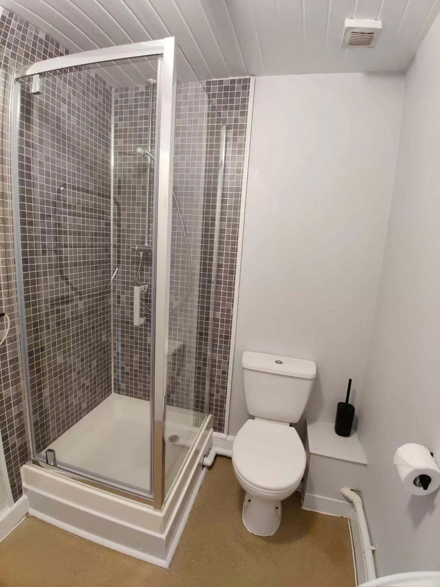 Shower, Bathroom in Woolpack Inn