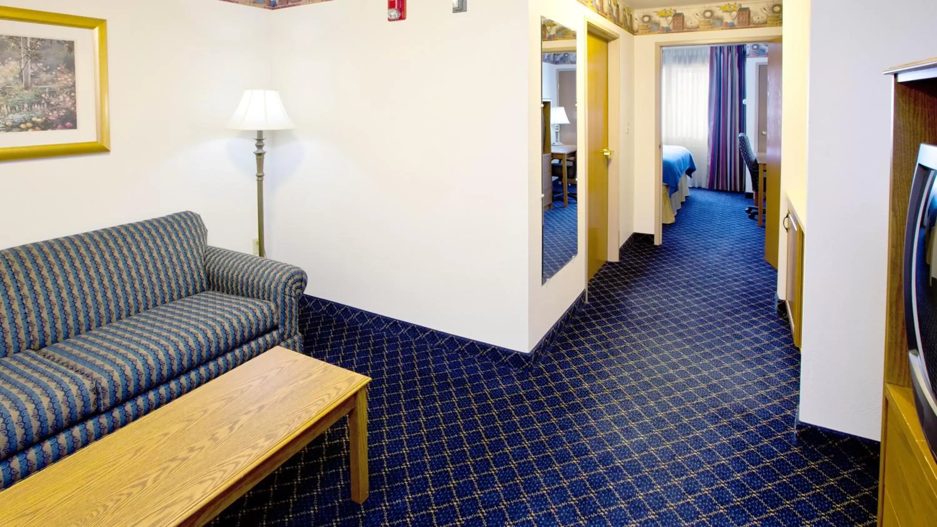 Photo of the whole room, Seating Area in SureStay Plus by Best Western Fremont I-69