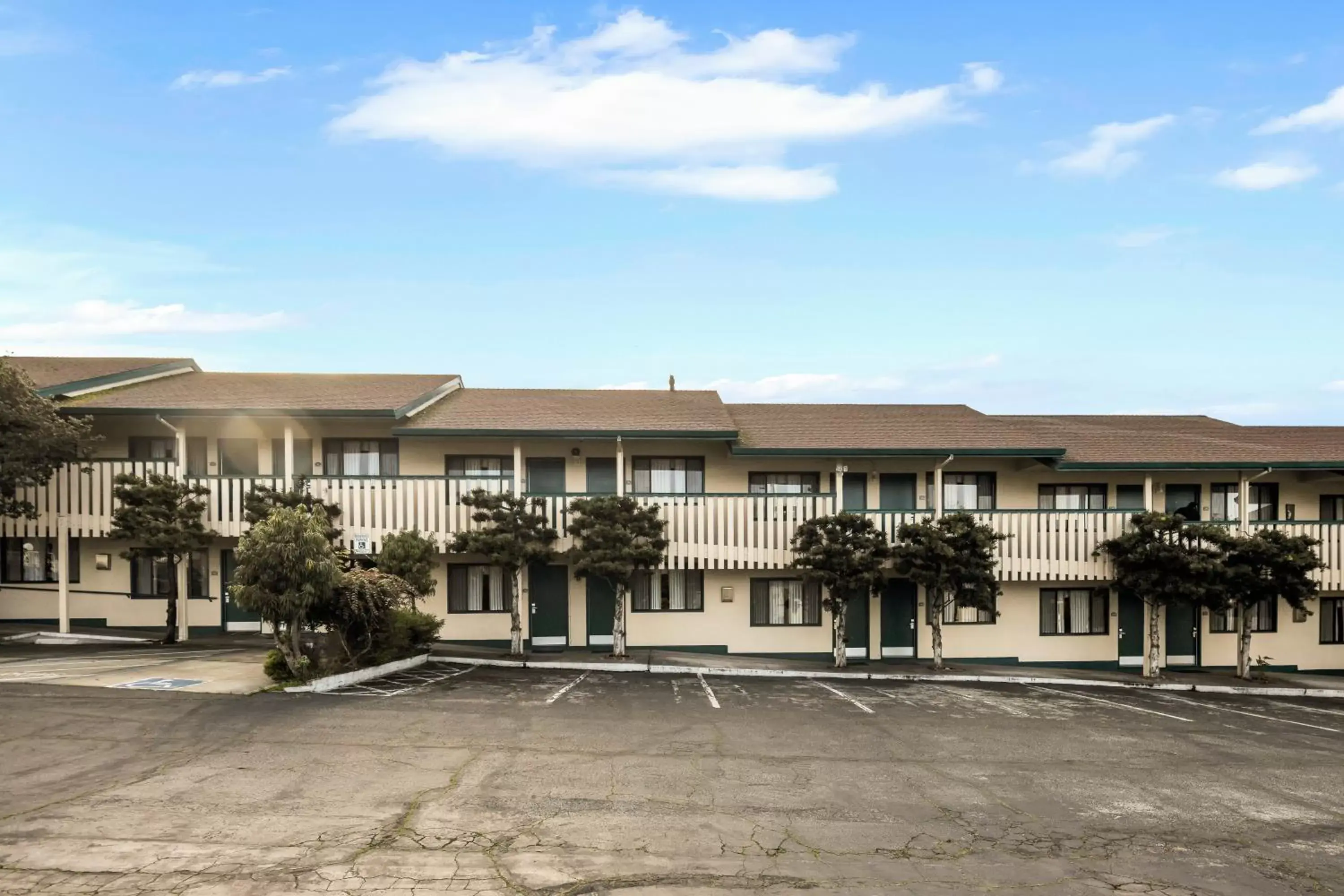 Property Building in Quality Inn Monterey