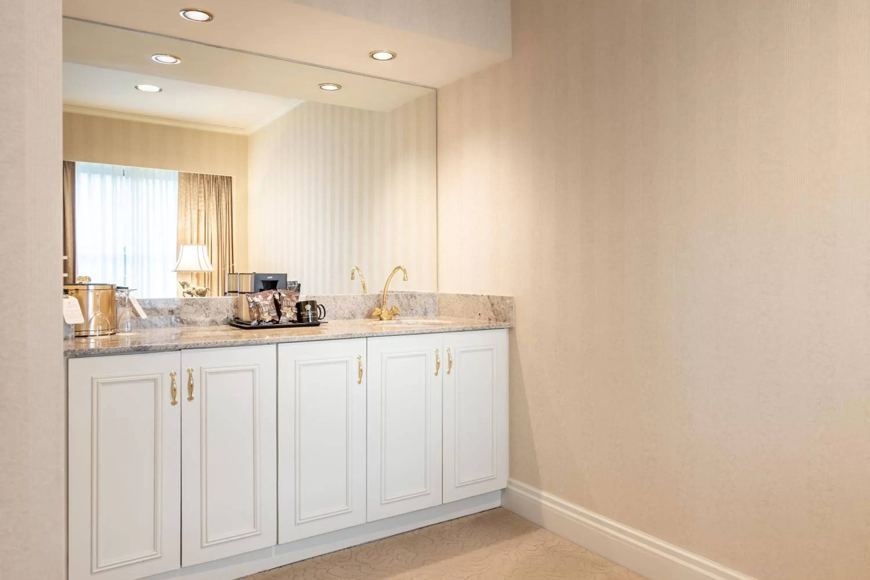 Decorative detail, Kitchen/Kitchenette in Mayflower Park Hotel