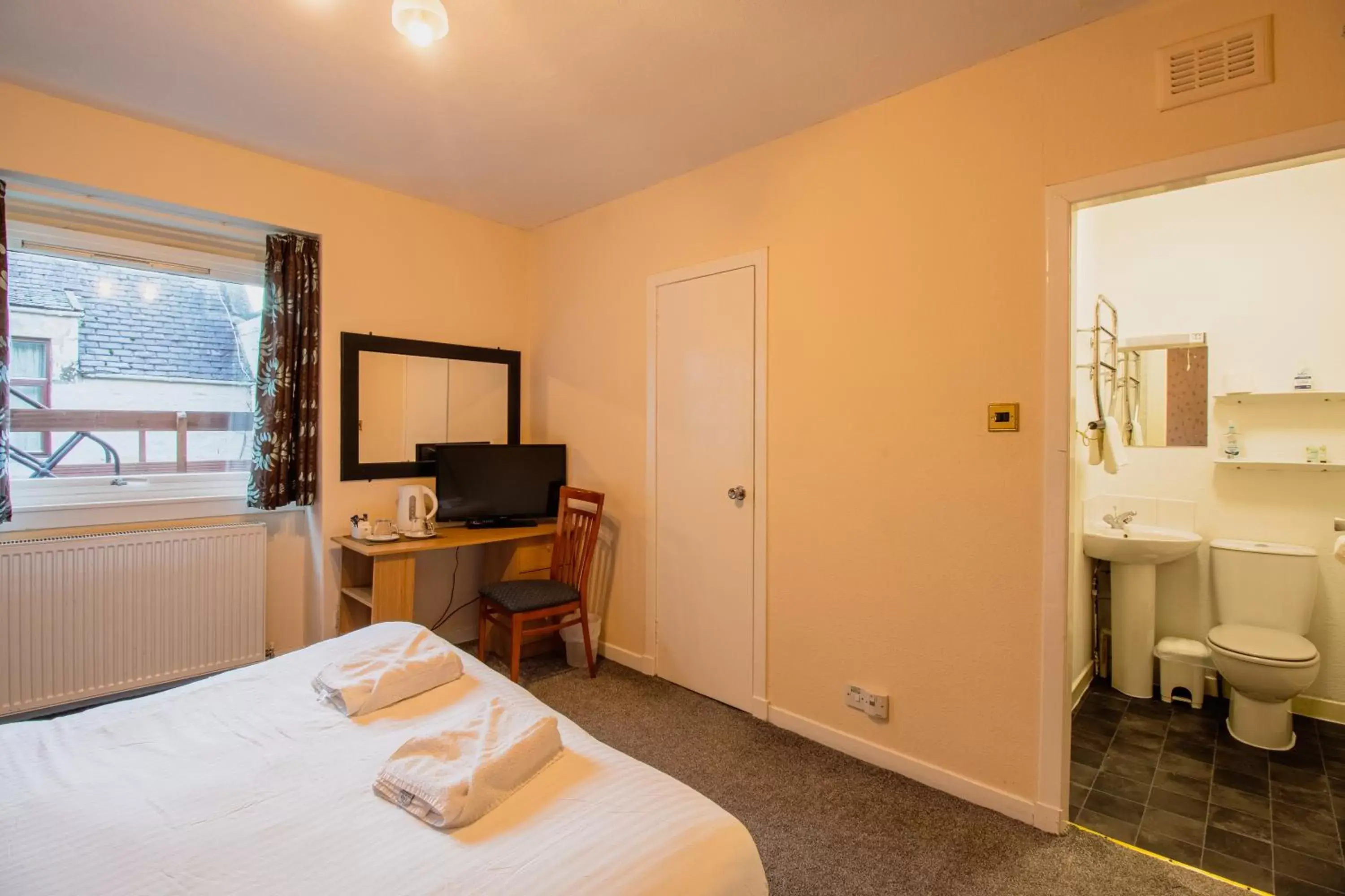 Double Room with Private Bathroom in The Ben Mhor Hotel, Bar & Restaurant