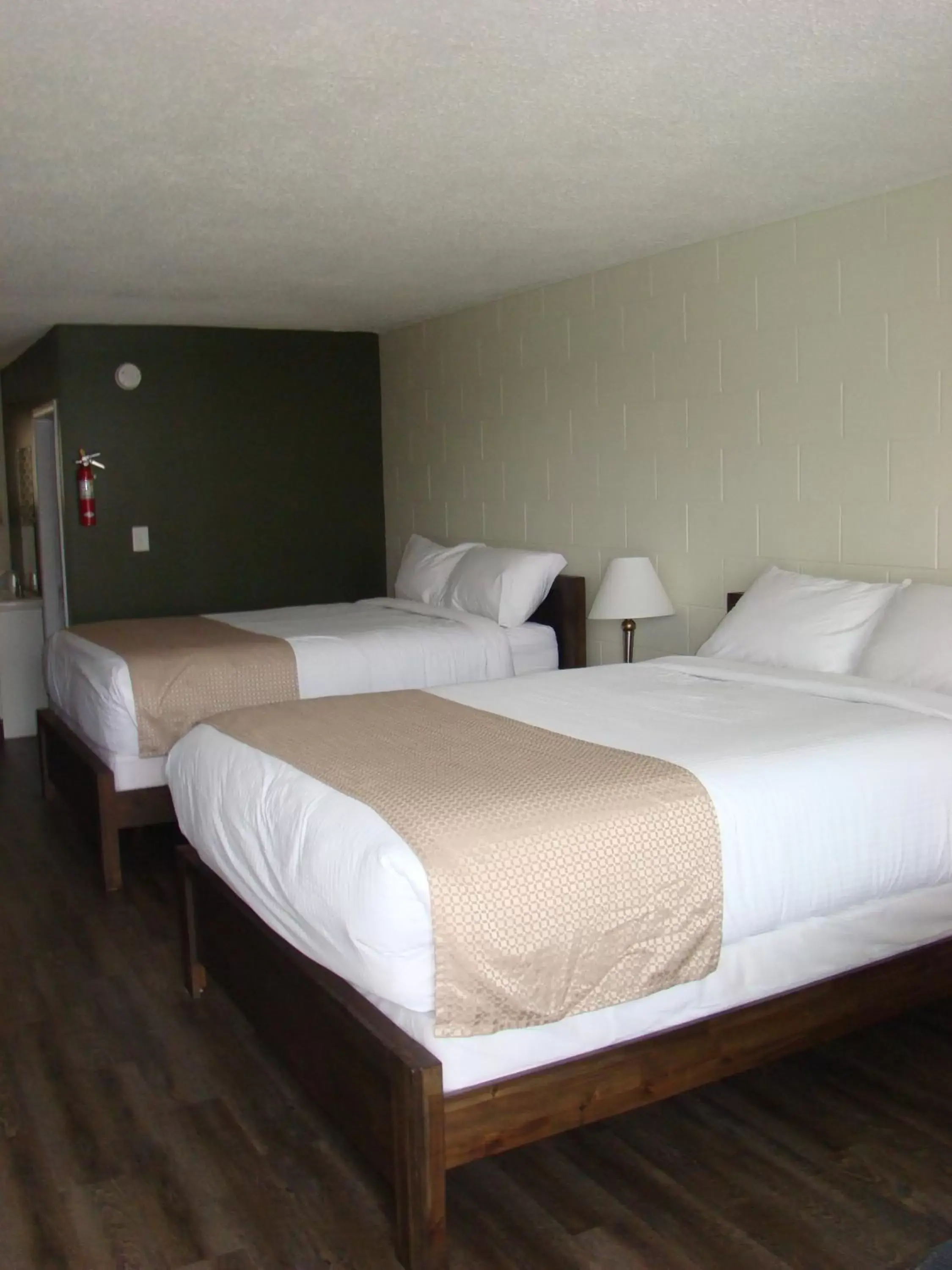 Bedroom, Bed in Paddock Inn