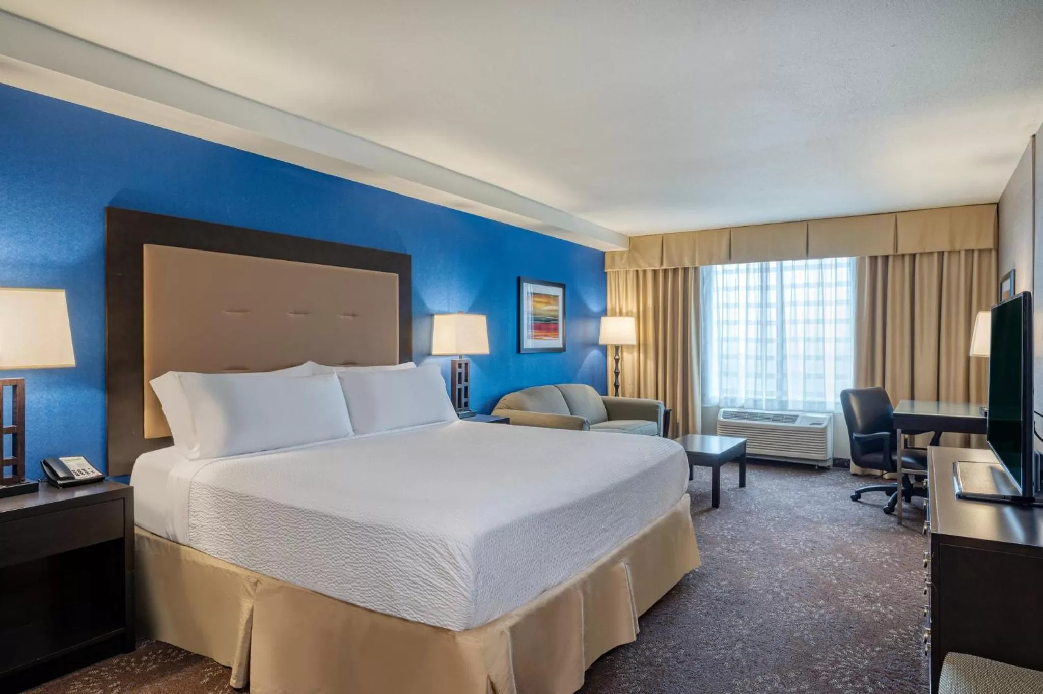 Photo of the whole room, Bed in Holiday Inn - Terre Haute by IHG