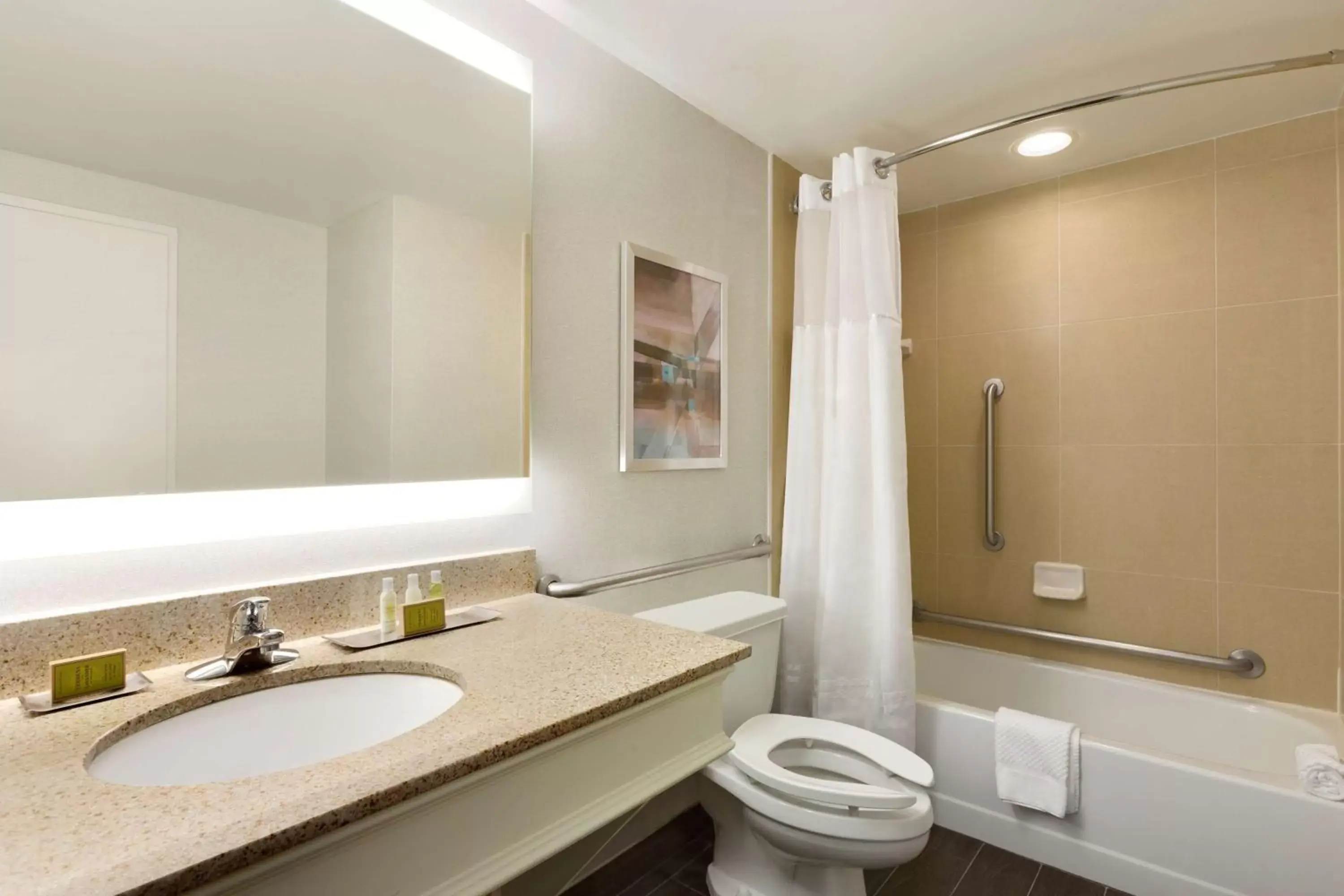 Double Room- Disability Access with Tub/Non-Smoking in DoubleTree by Hilton Bradley International Airport Double Room- Disability Access with Tub/Non-Smoking in DoubleTree by Hilton Bradley International Airport