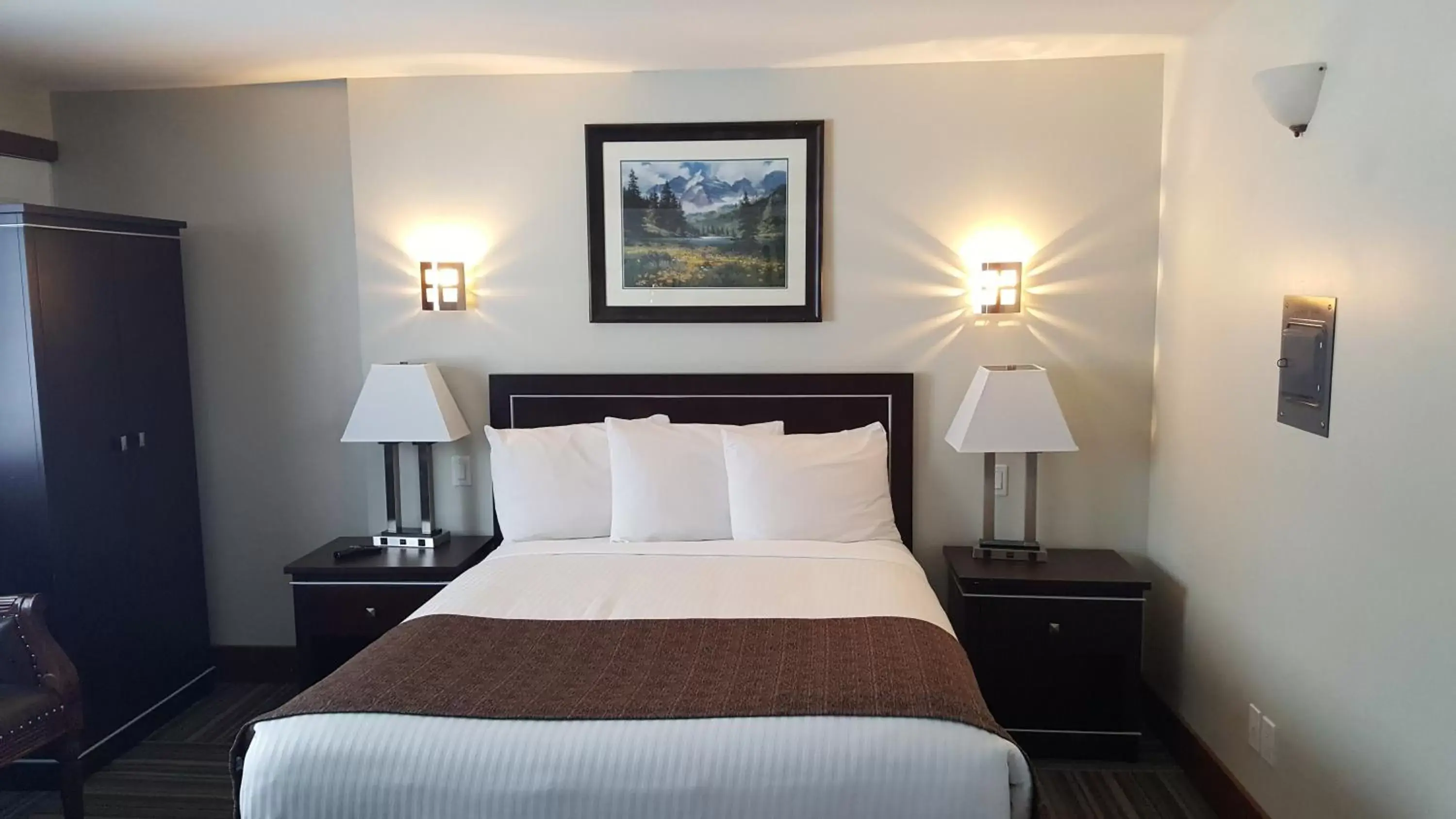 Mountain view, Bed in Travelodge by Wyndham Golden Sportsman Lodge