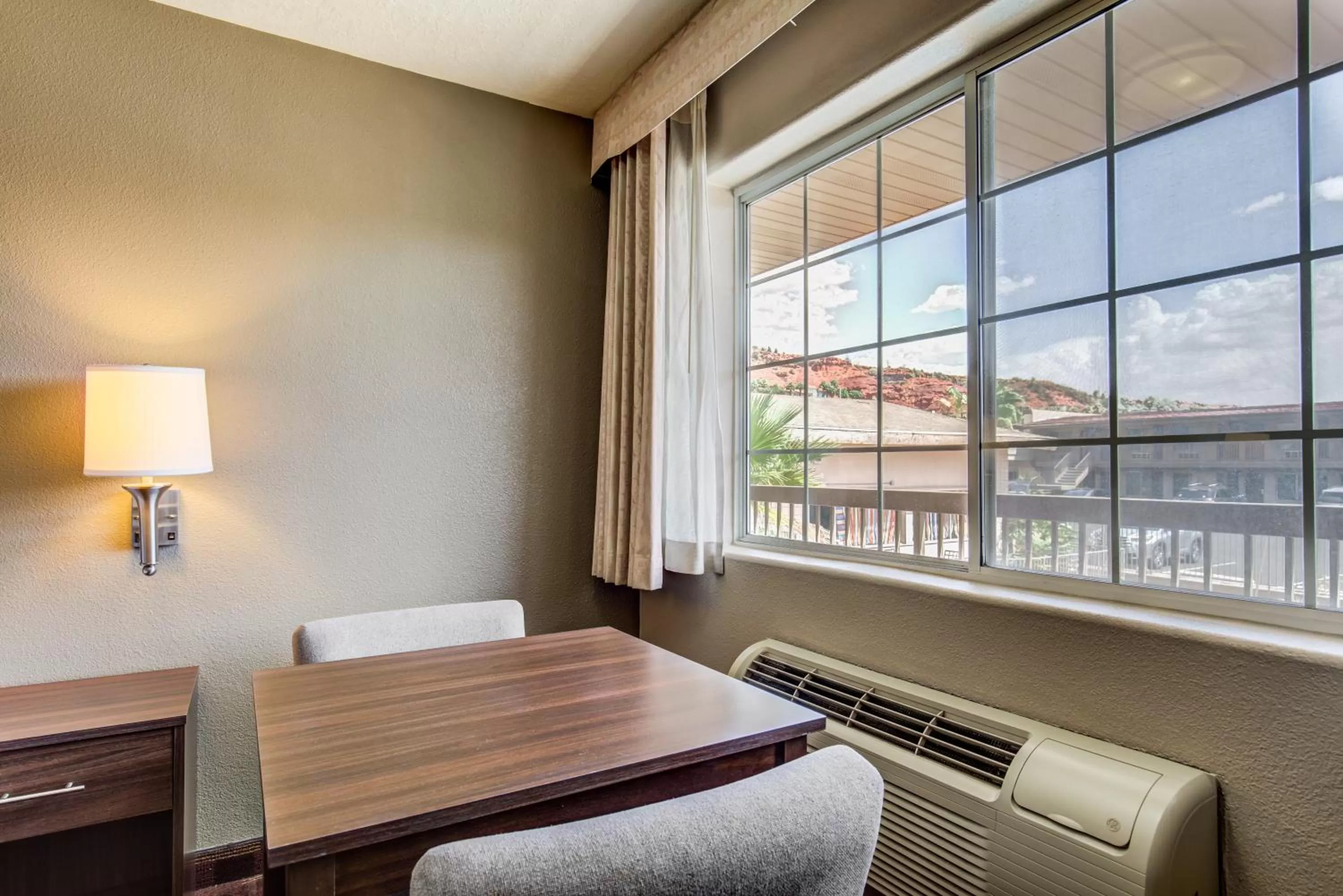 Seating area in Econo Lodge St George North - Near Pioneer Park