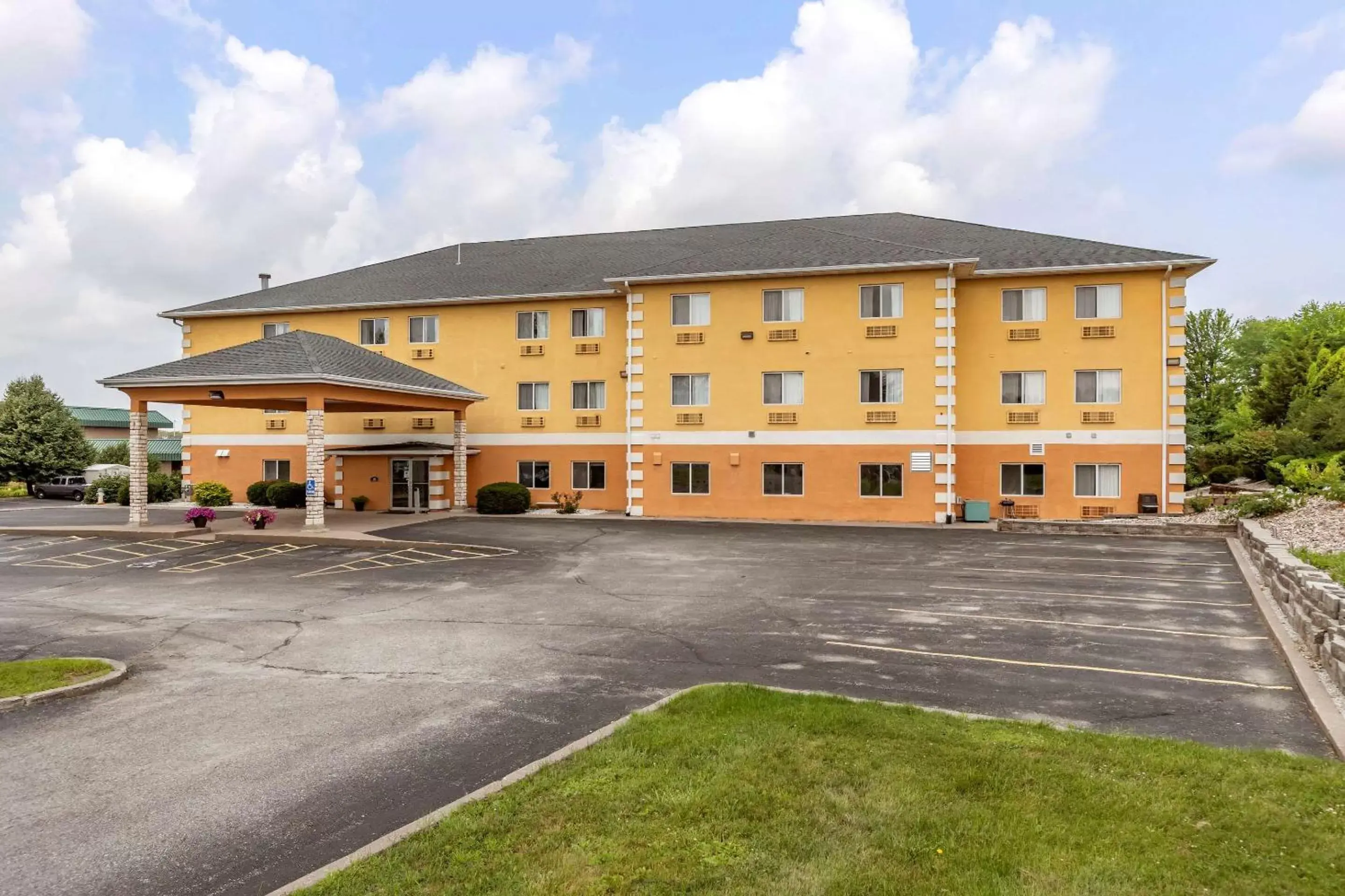 Property Building in Comfort Inn Muscatine near Hwy 61