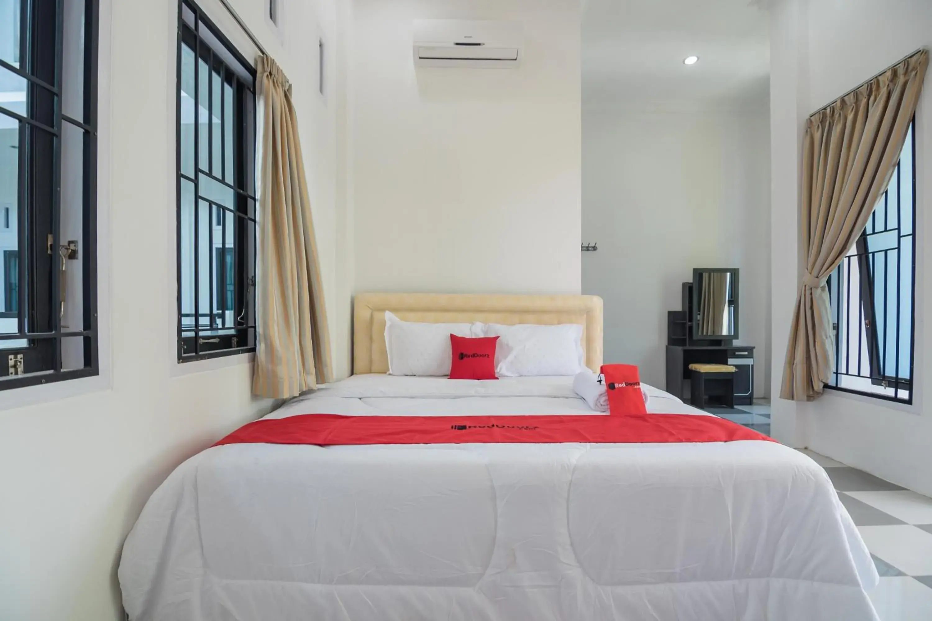 Bedroom, Bed in RedDoorz near Sultan Thaha Airport Jambi Bedroom, Bed in RedDoorz near Sultan Thaha Airport Jambi
