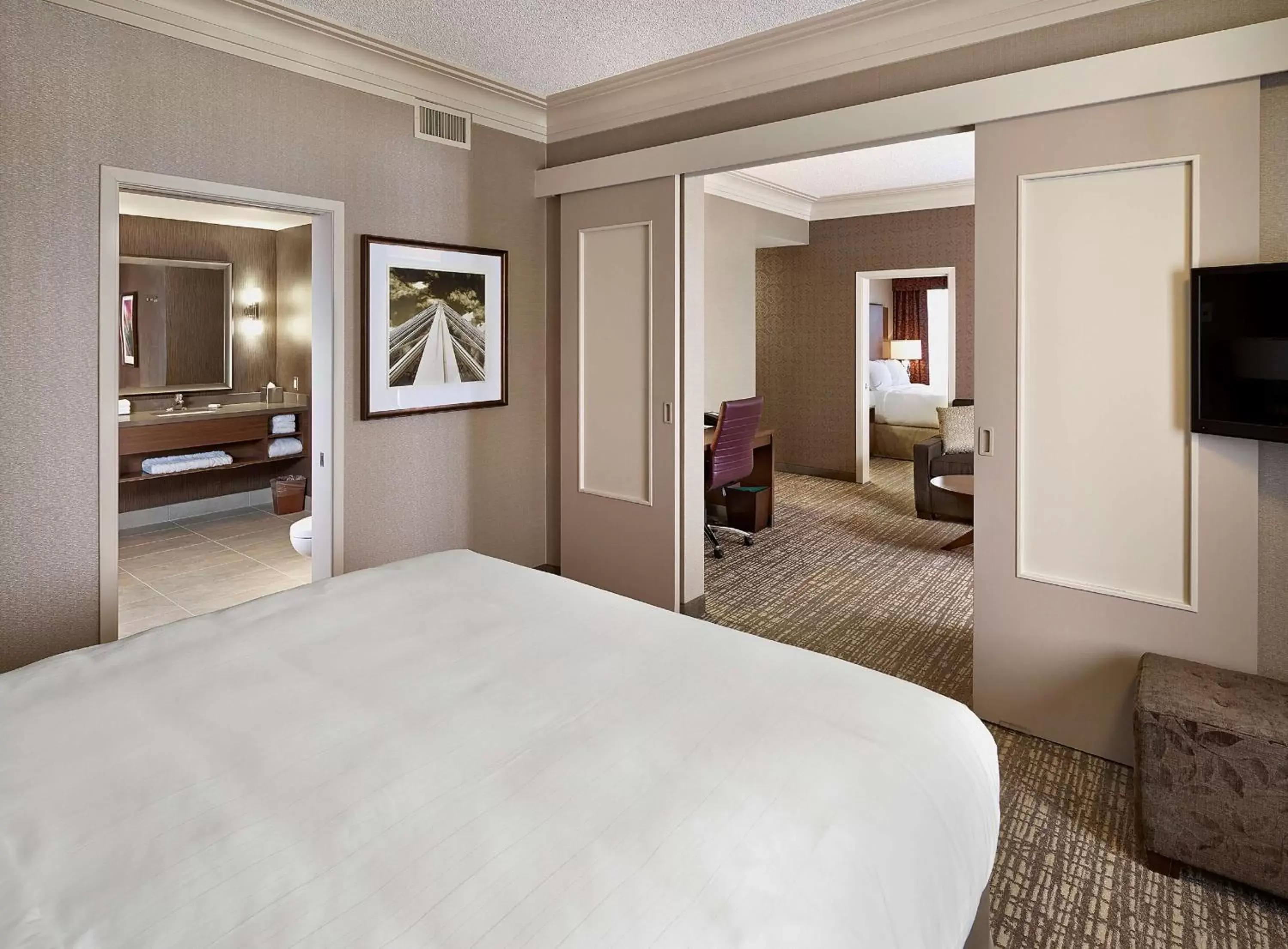 Bedroom, Bed in DoubleTree by Hilton West Edmonton