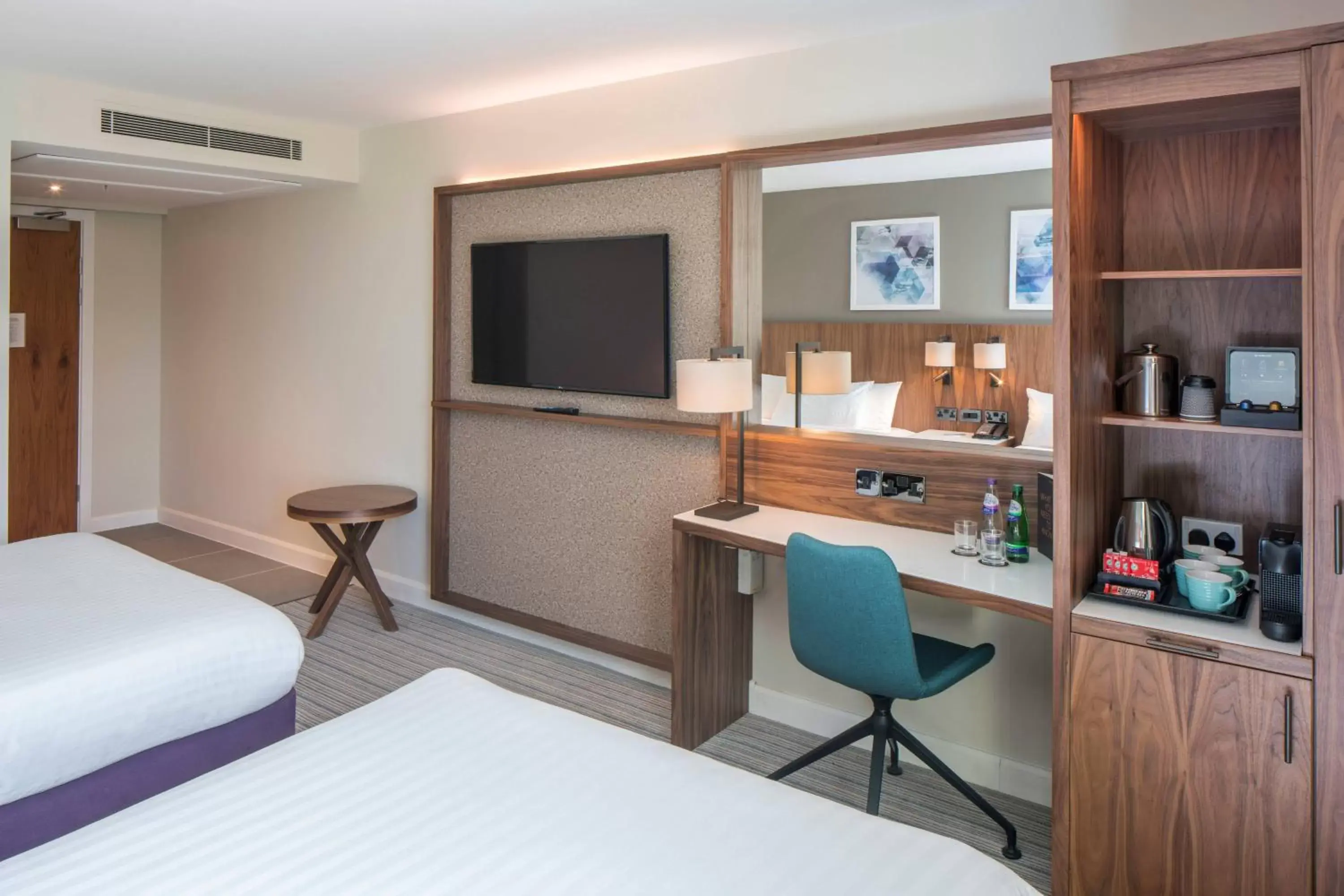 Photo of the whole room, TV/Entertainment Center in Courtyard by Marriott London Gatwick Airport
