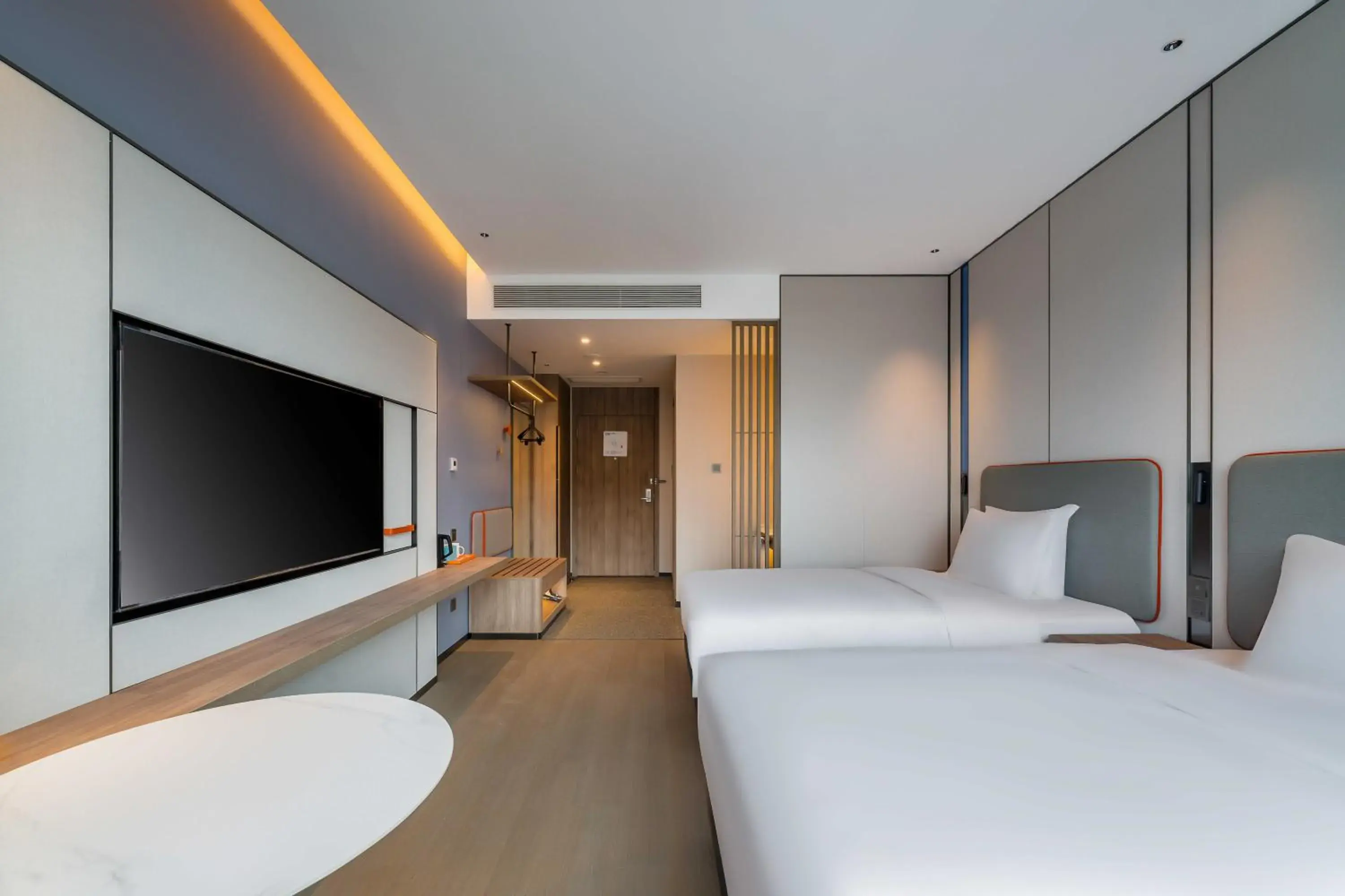 Bed in Holiday Inn Express Jiangmen East Station by IHG Bed in Holiday Inn Express Jiangmen East Station by IHG