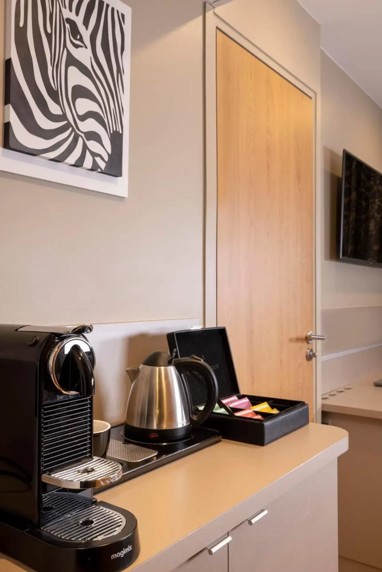 Coffee/tea facilities, Kitchen/Kitchenette in Dream Hôtel Opéra & Spa