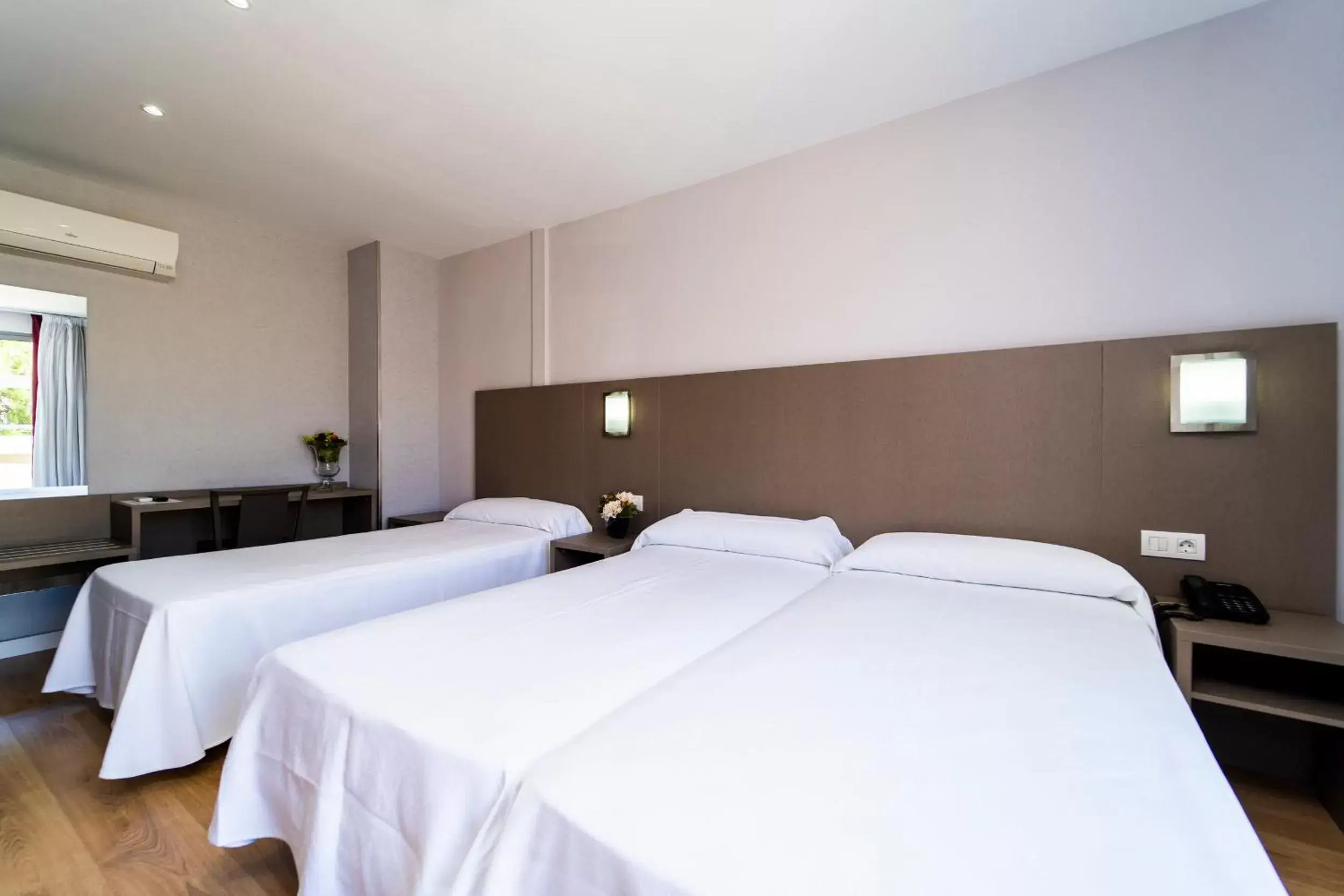 Property building, Bed in Hotel Montesol Benidorm