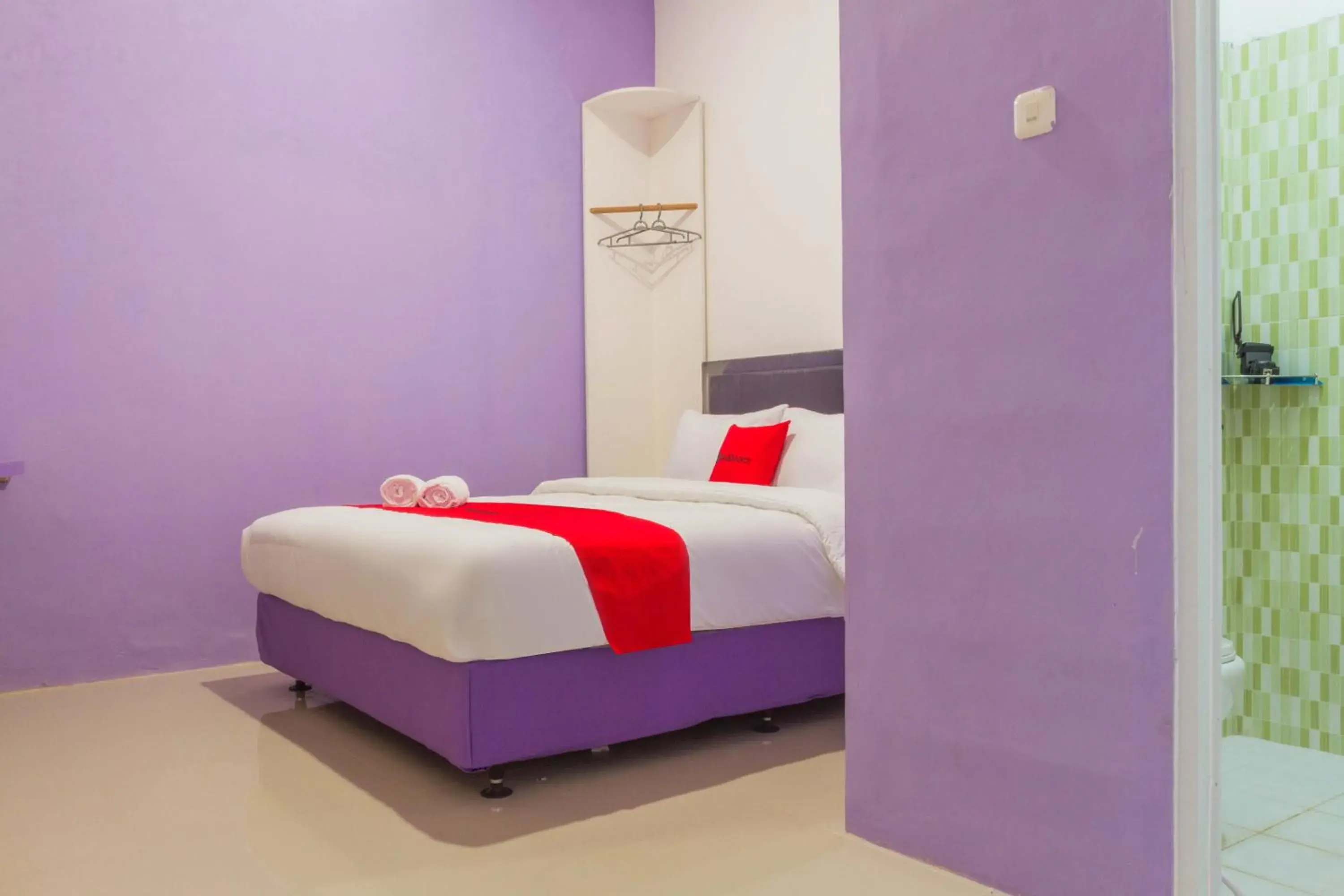 Bedroom, Bed in RedDoorz Plus @ Tuparev Cirebon 2