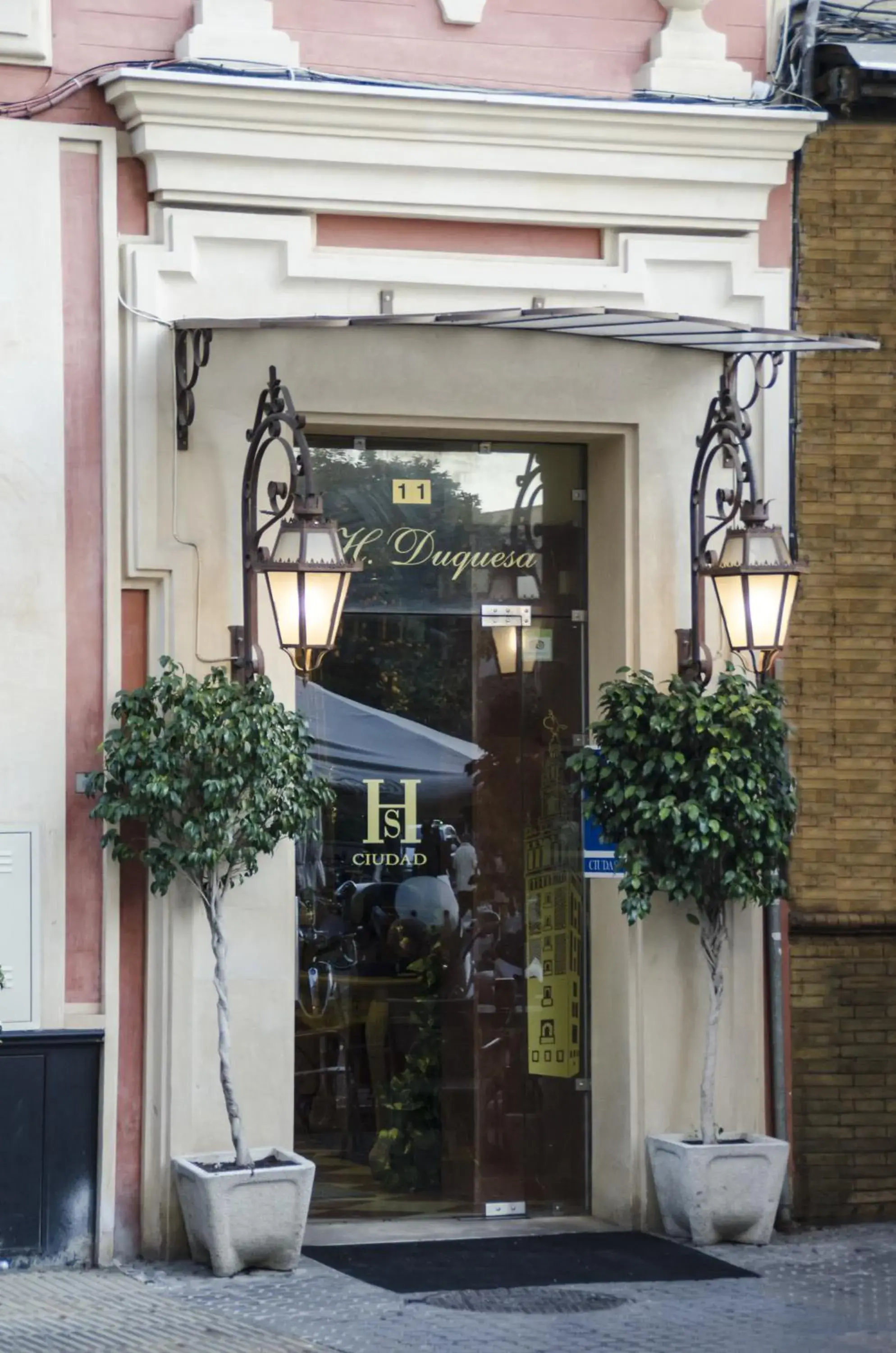 Facade/entrance in Hotel Duquesa