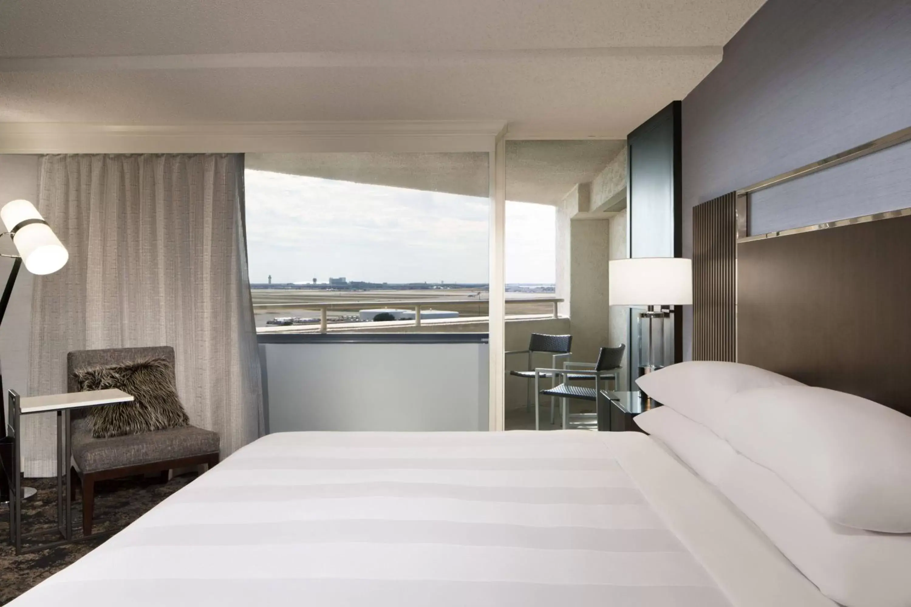 Photo of the whole room, Bed in Dallas/Fort Worth Airport Marriott