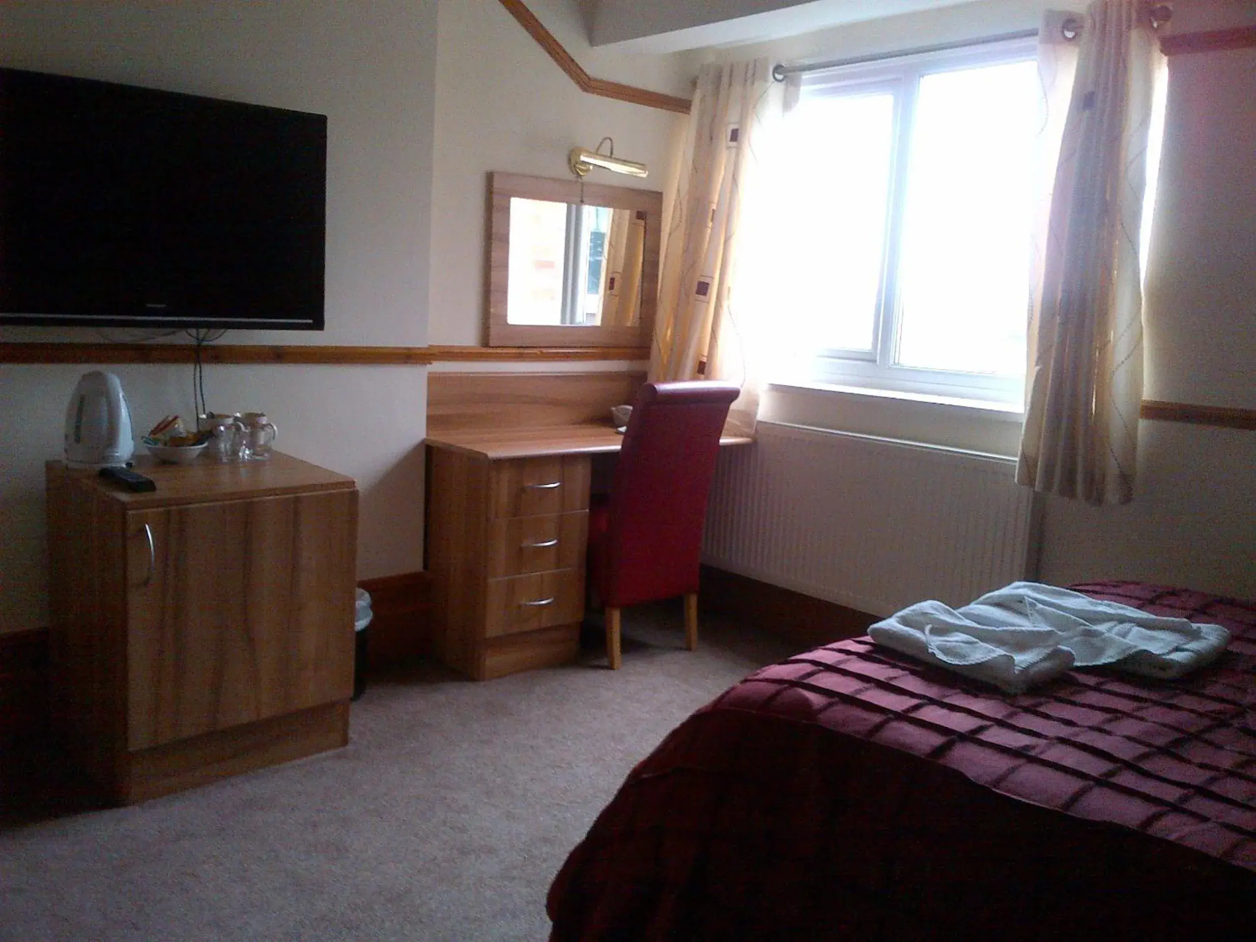 Bedroom, TV/Entertainment Center in Heatherbank Guest House
