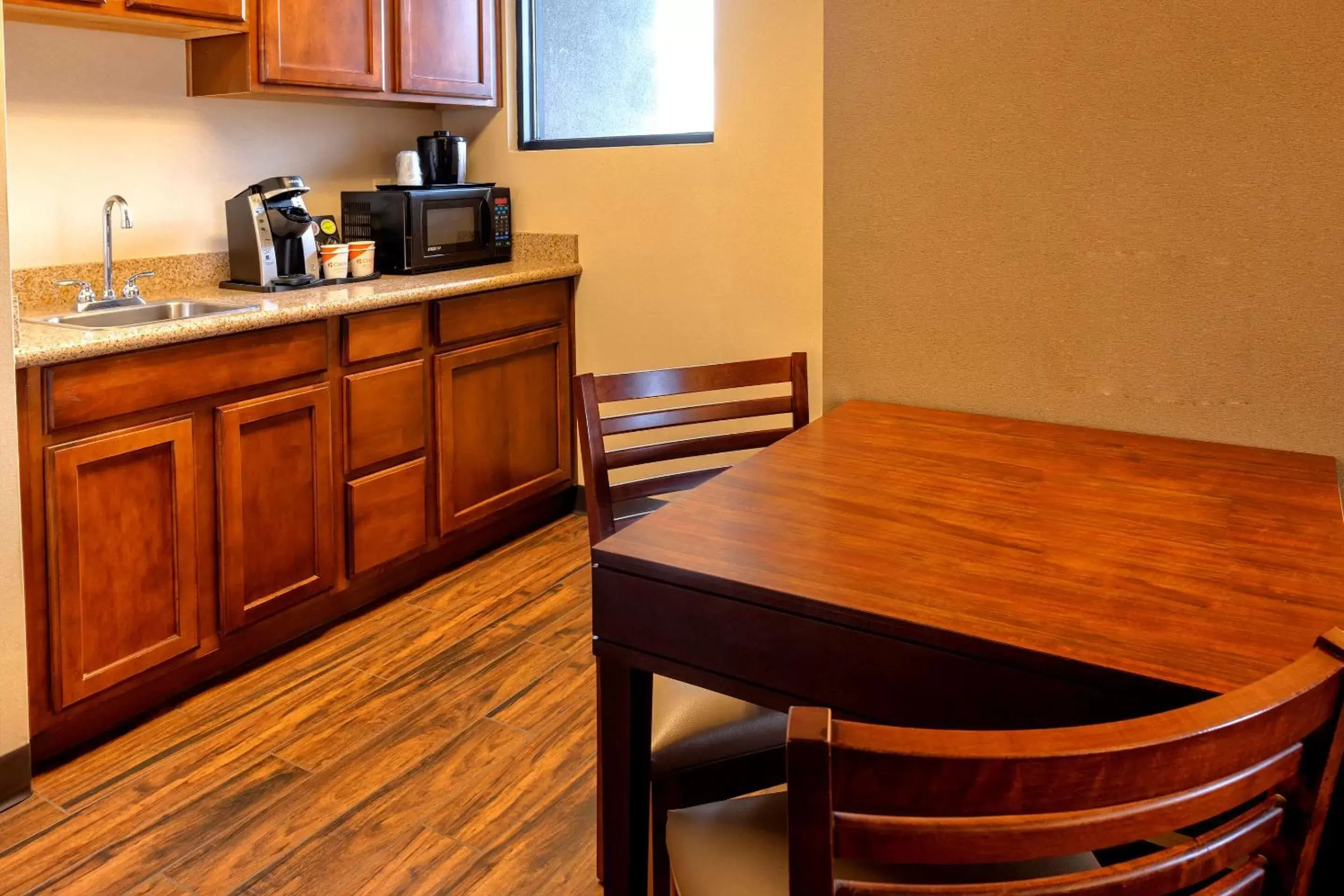 Photo of the whole room, Dining Area in Comfort Suites Goodyear-West Phoenix