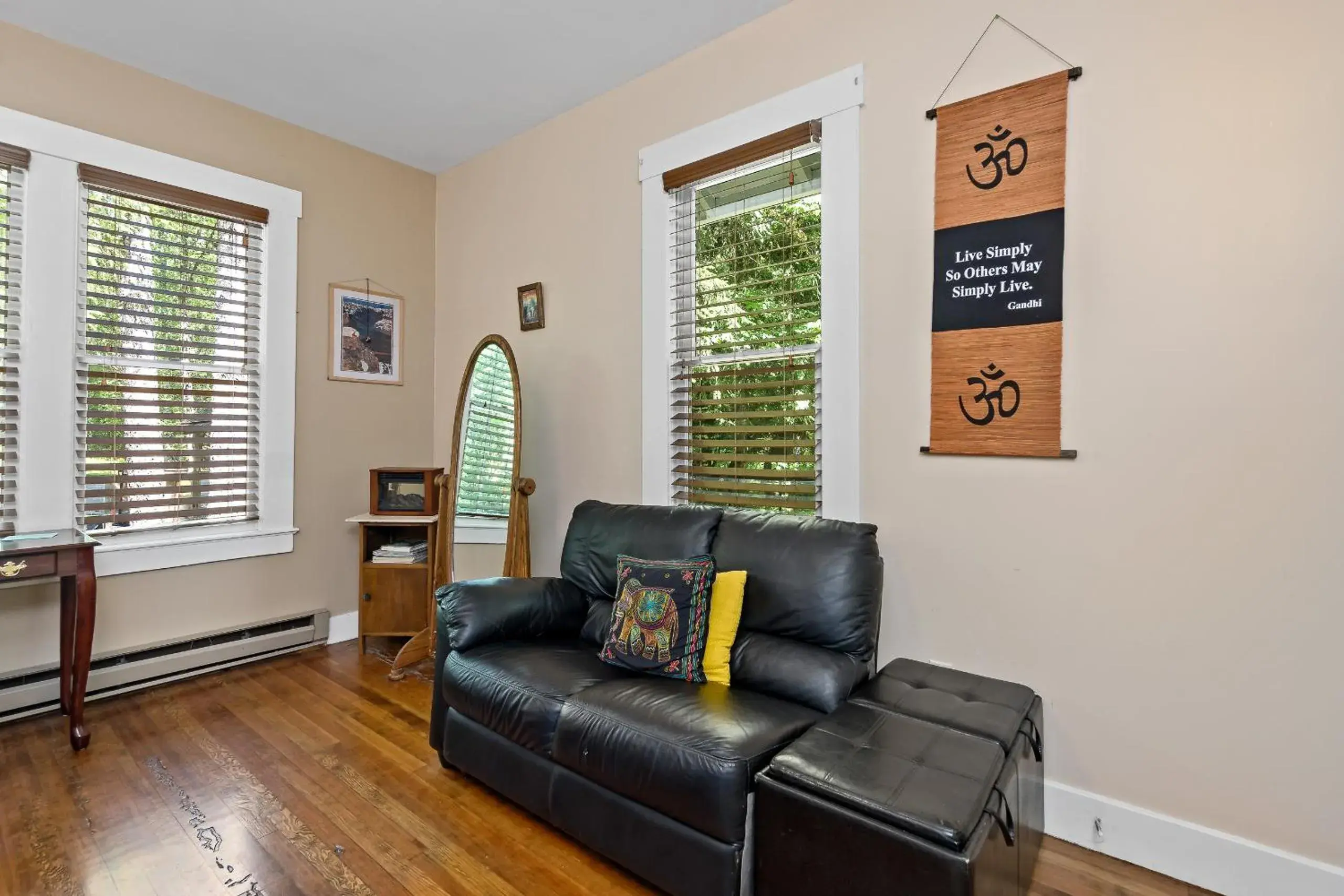 Bedroom, Seating Area in Mountain Meadows Inn