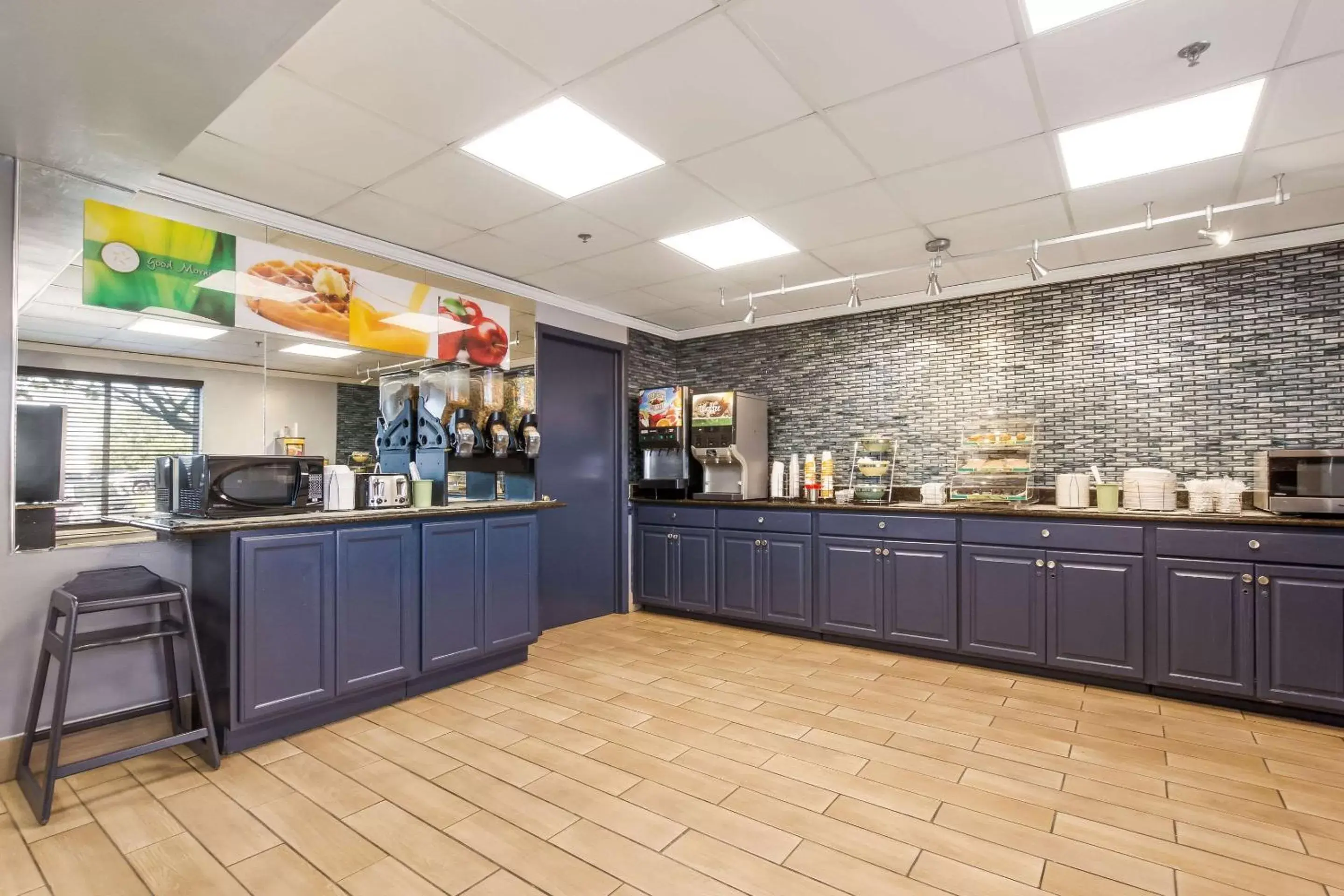 Restaurant/Places to Eat in Quality Inn & Suites CVG Airport