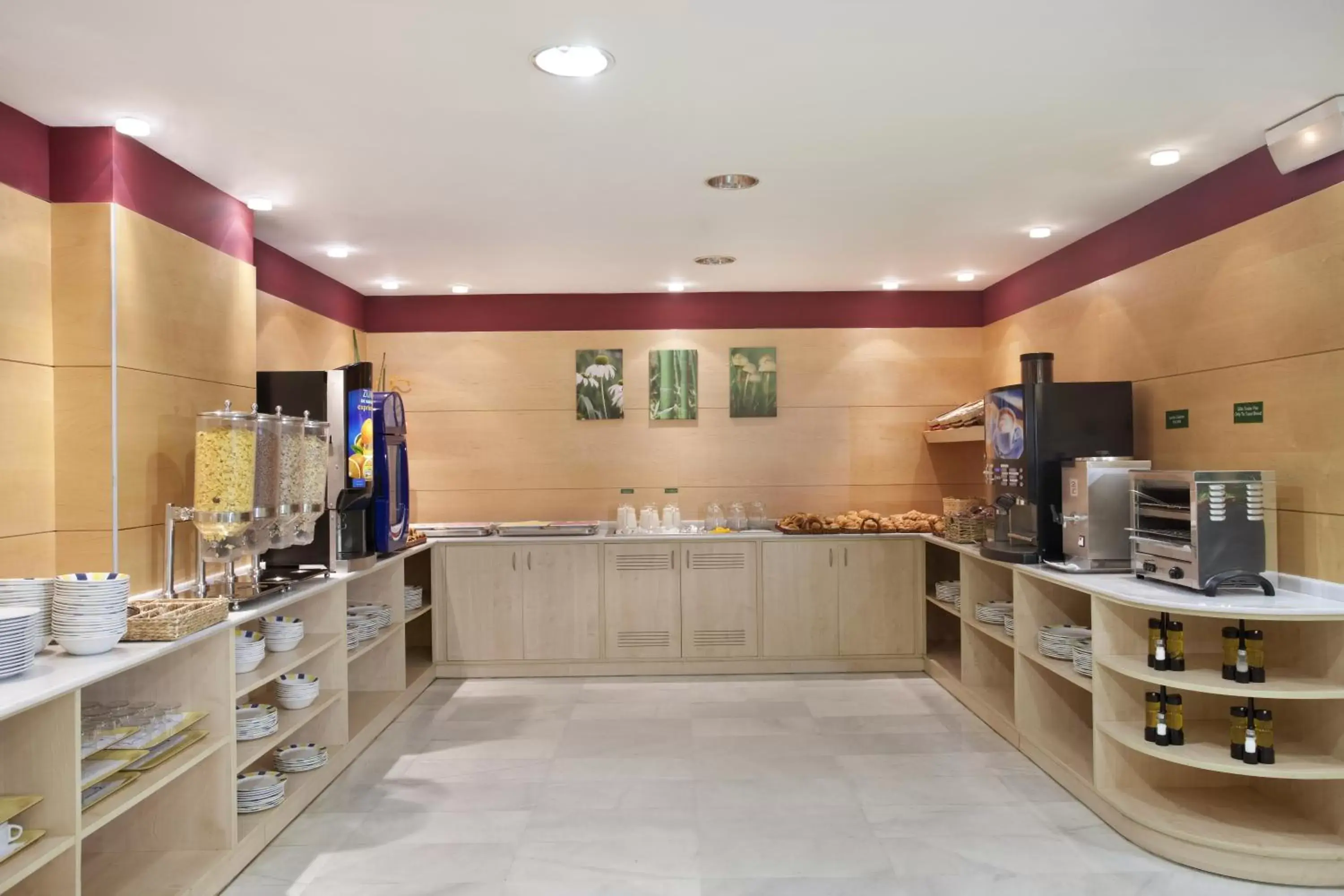 Restaurant/places to eat, Kitchen/Kitchenette in Holiday Inn Express Madrid-Alcorcón, an IHG Hotel