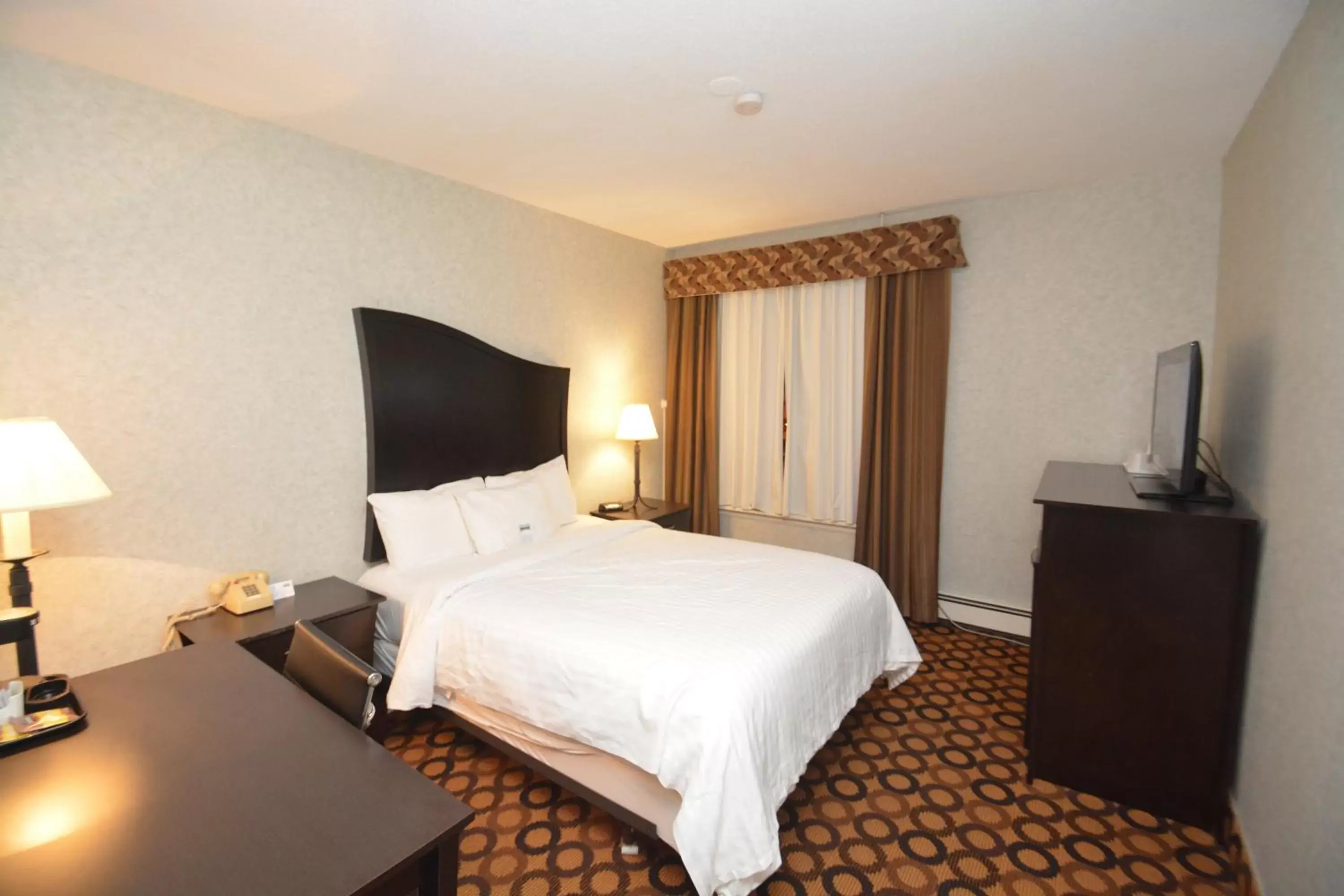 Bed in Prince Arthur Waterfront Hotel & Suites