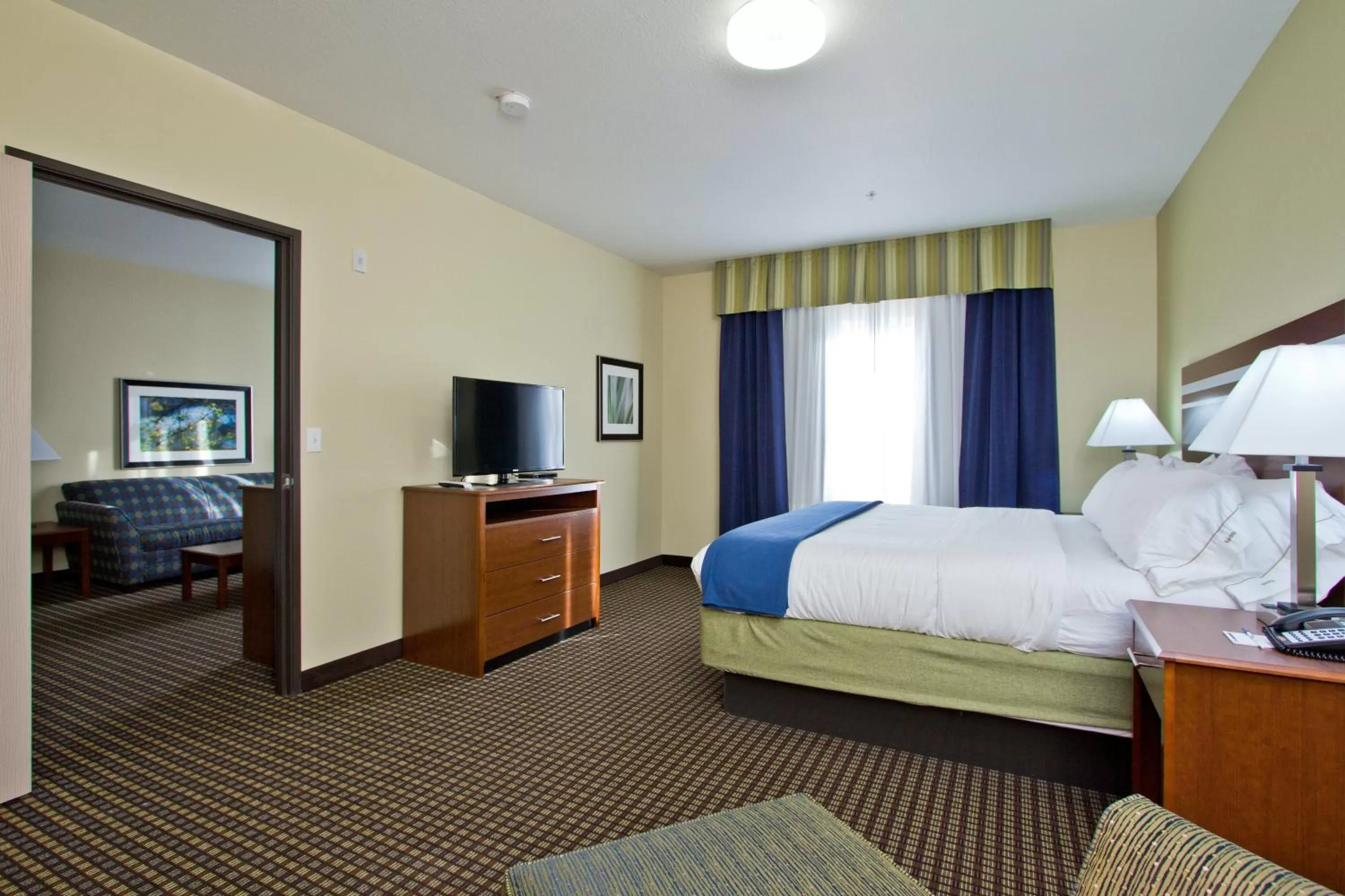 Photo of the whole room, Bed in Holiday Inn Express and Suites Denver East Peoria Street by IHG