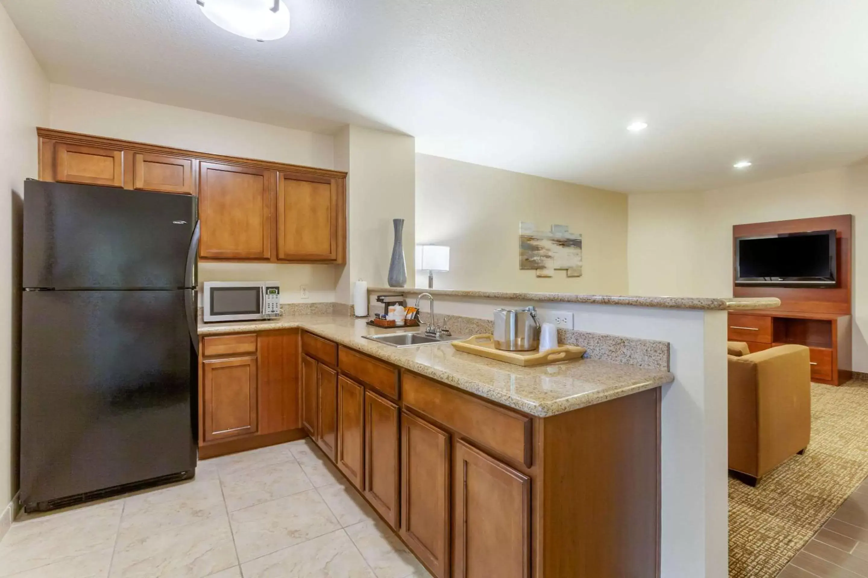 Photo of the whole room, Kitchen/Kitchenette in Comfort Suites Glendale - State Farm Stadium Area