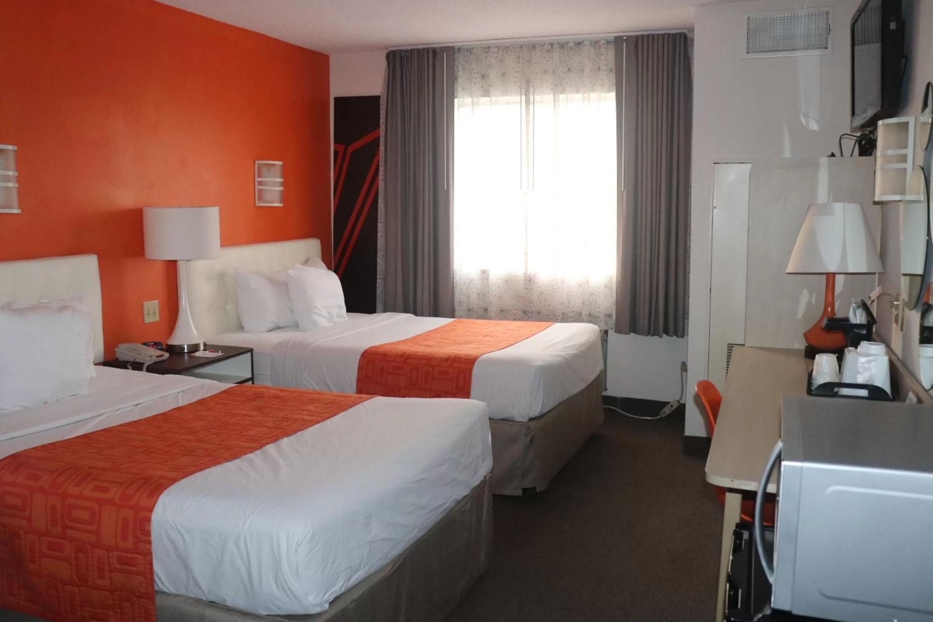 Photo of the whole room, Bed in Howard Johnson by Wyndham Tifton GA I-75