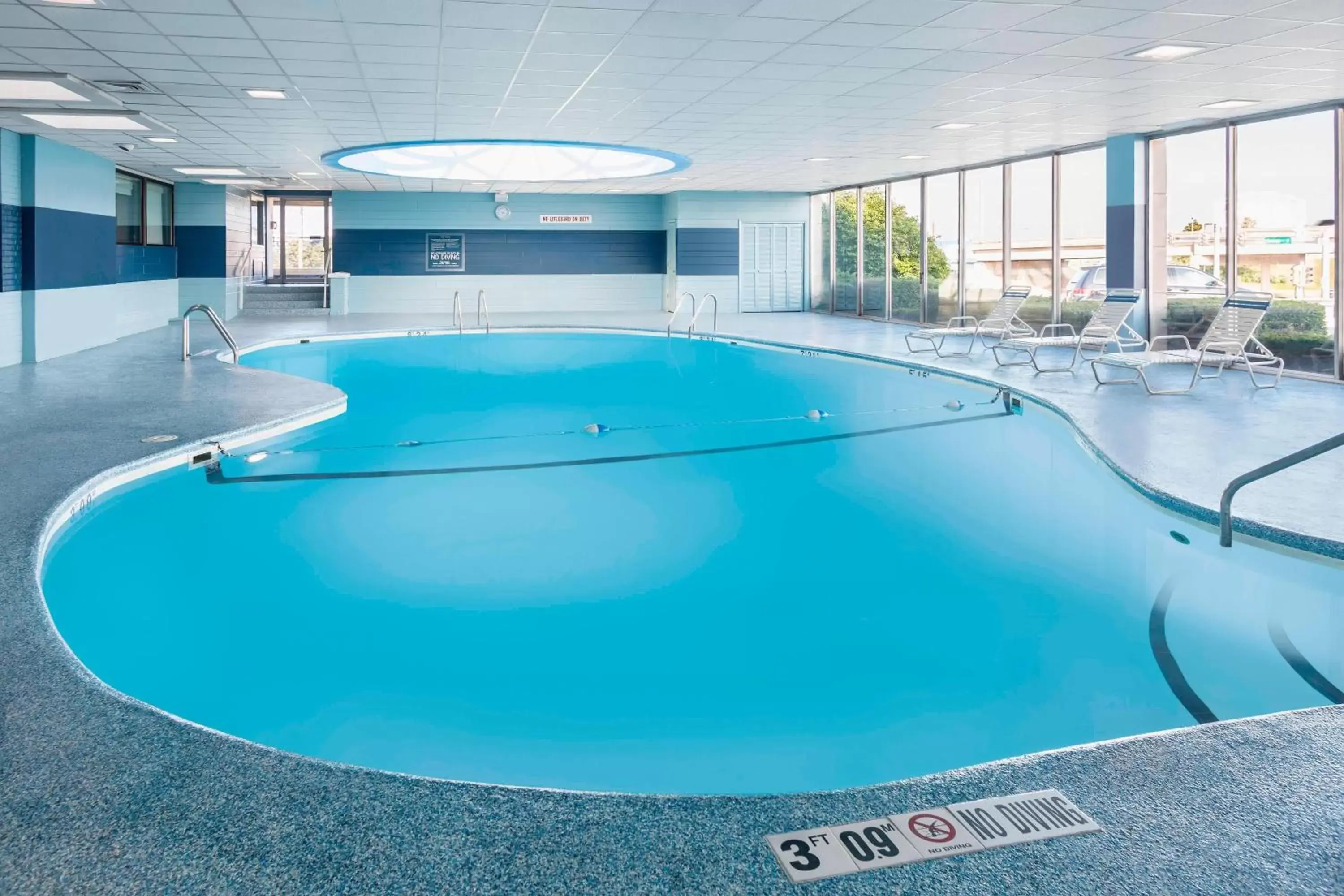 Swimming Pool in Four Points by Sheraton Milwaukee Airport