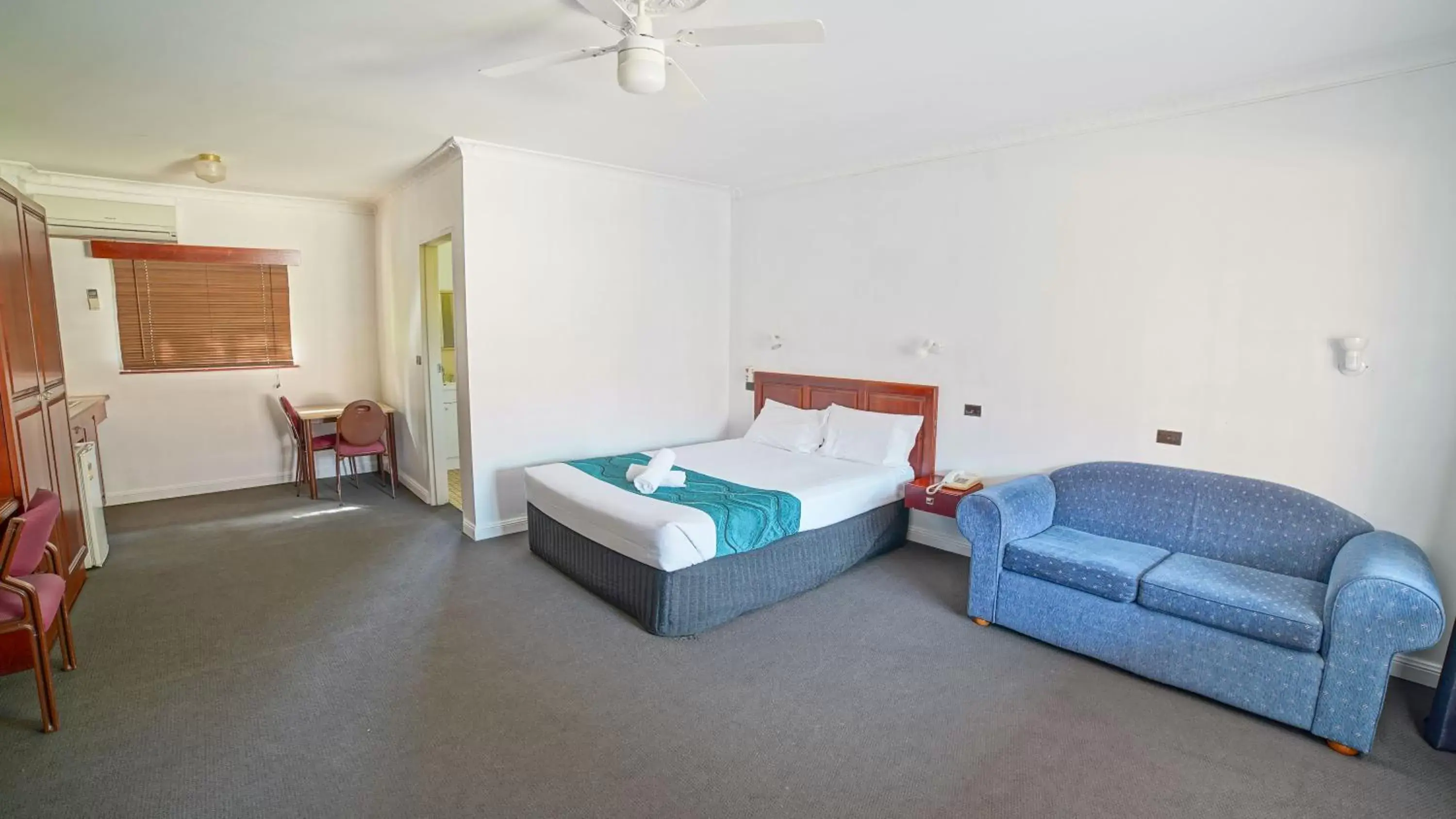 Kitchen or kitchenette, Bed in Country 2 Coast Motor Inn Coffs Harbour