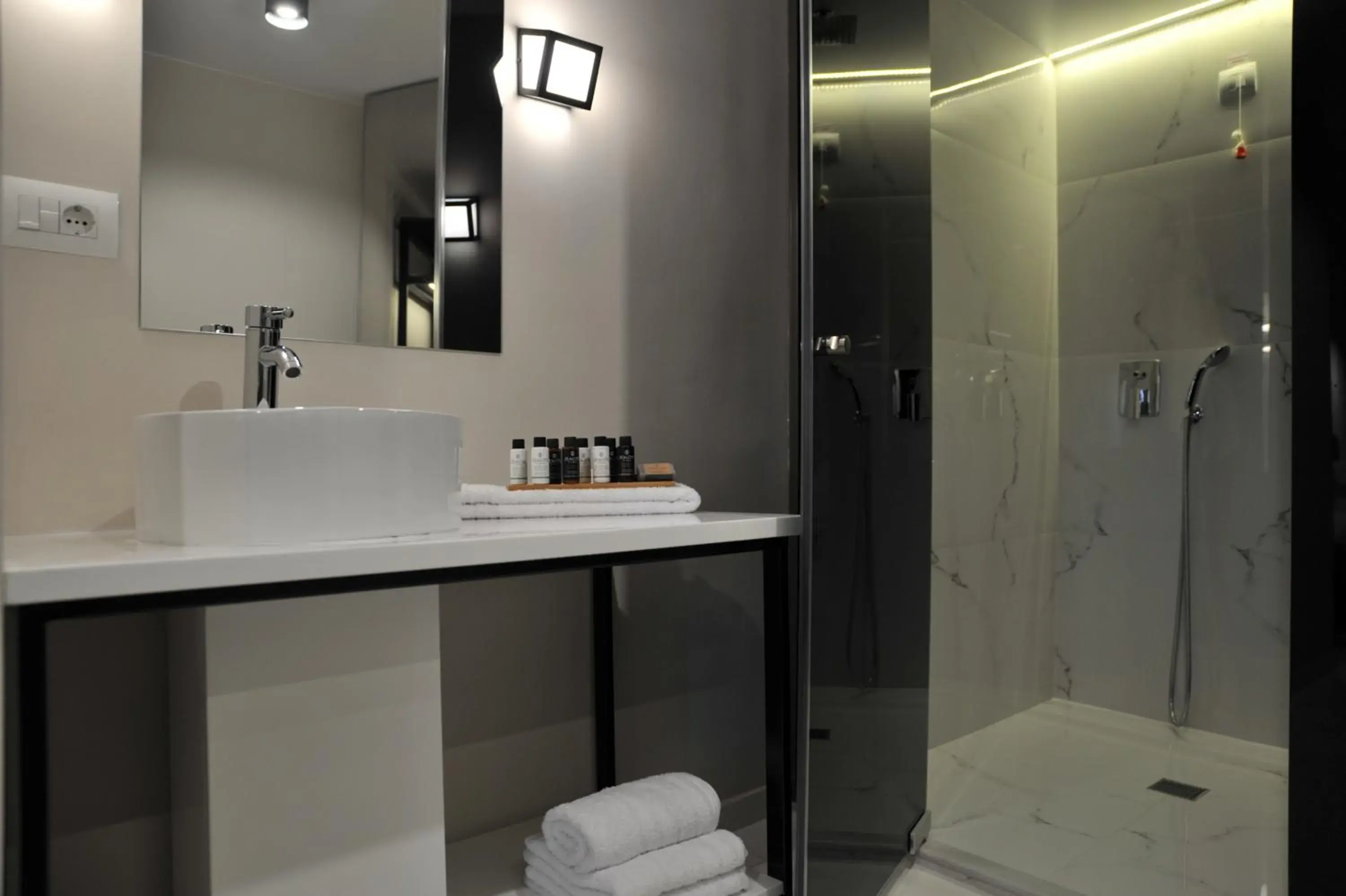 Shower, Bathroom in B4B Athens 365
