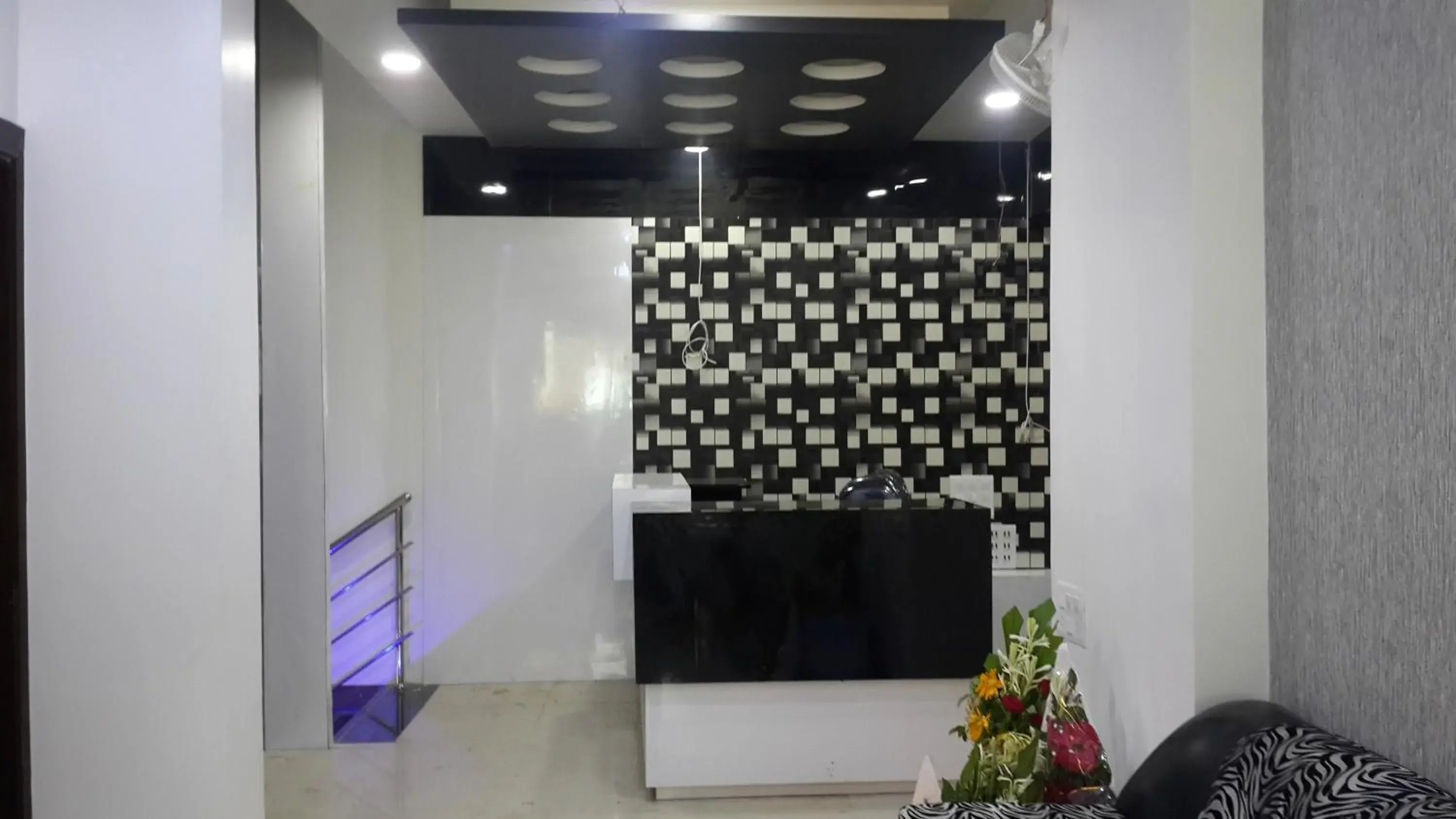 Lobby or reception in Hotel Holiday Era Opposite Railway Station Lobby or reception in Hotel Holiday Era Opposite Railway Station