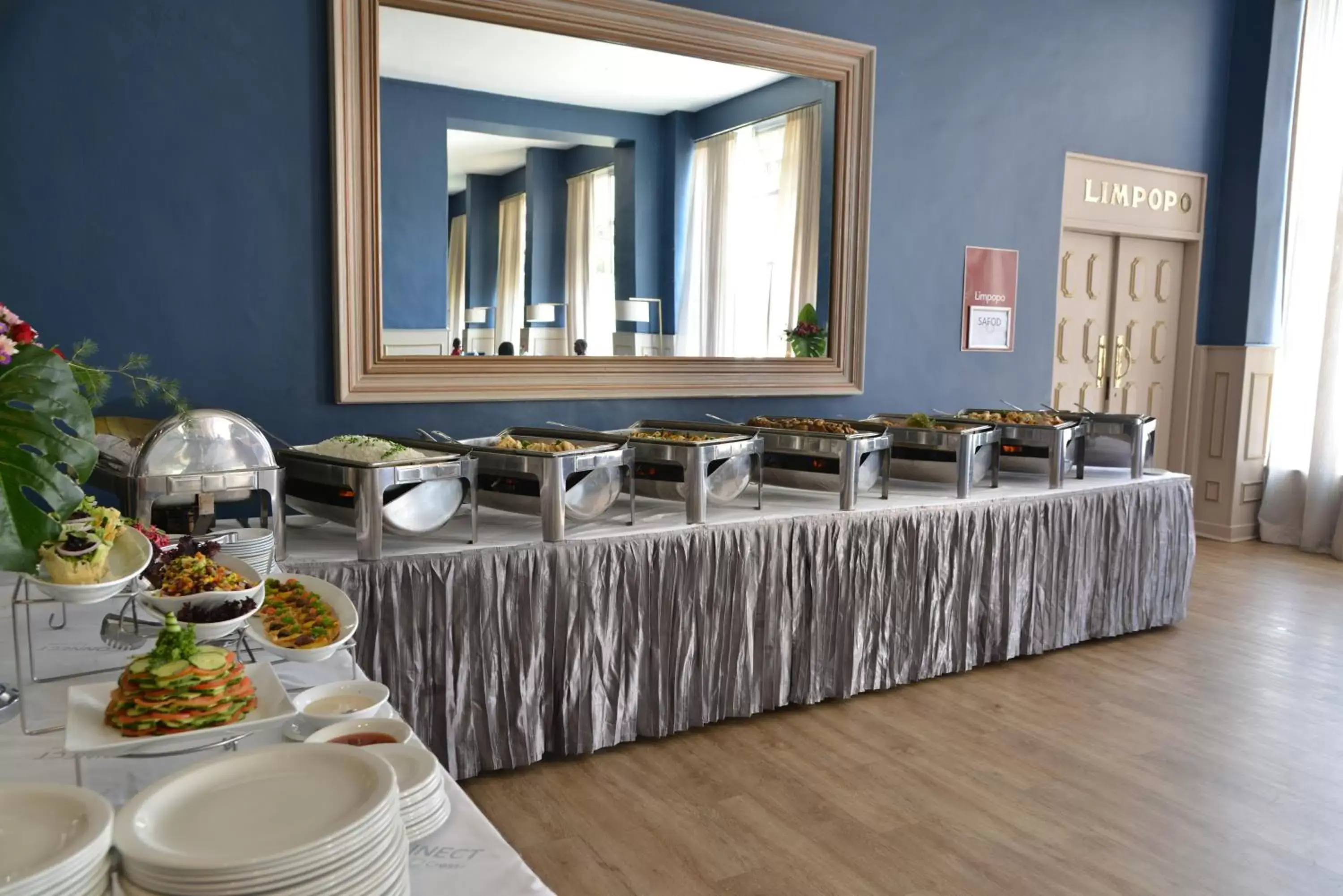 Buffet breakfast, Restaurant/Places to Eat in Cresta Jameson Hotel