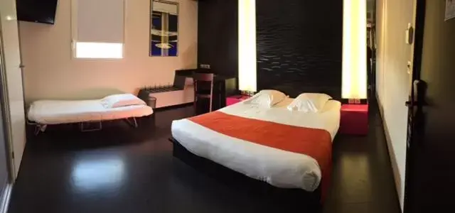 Bedroom, Bed in Hôtel Gardenia Bordeaux Est